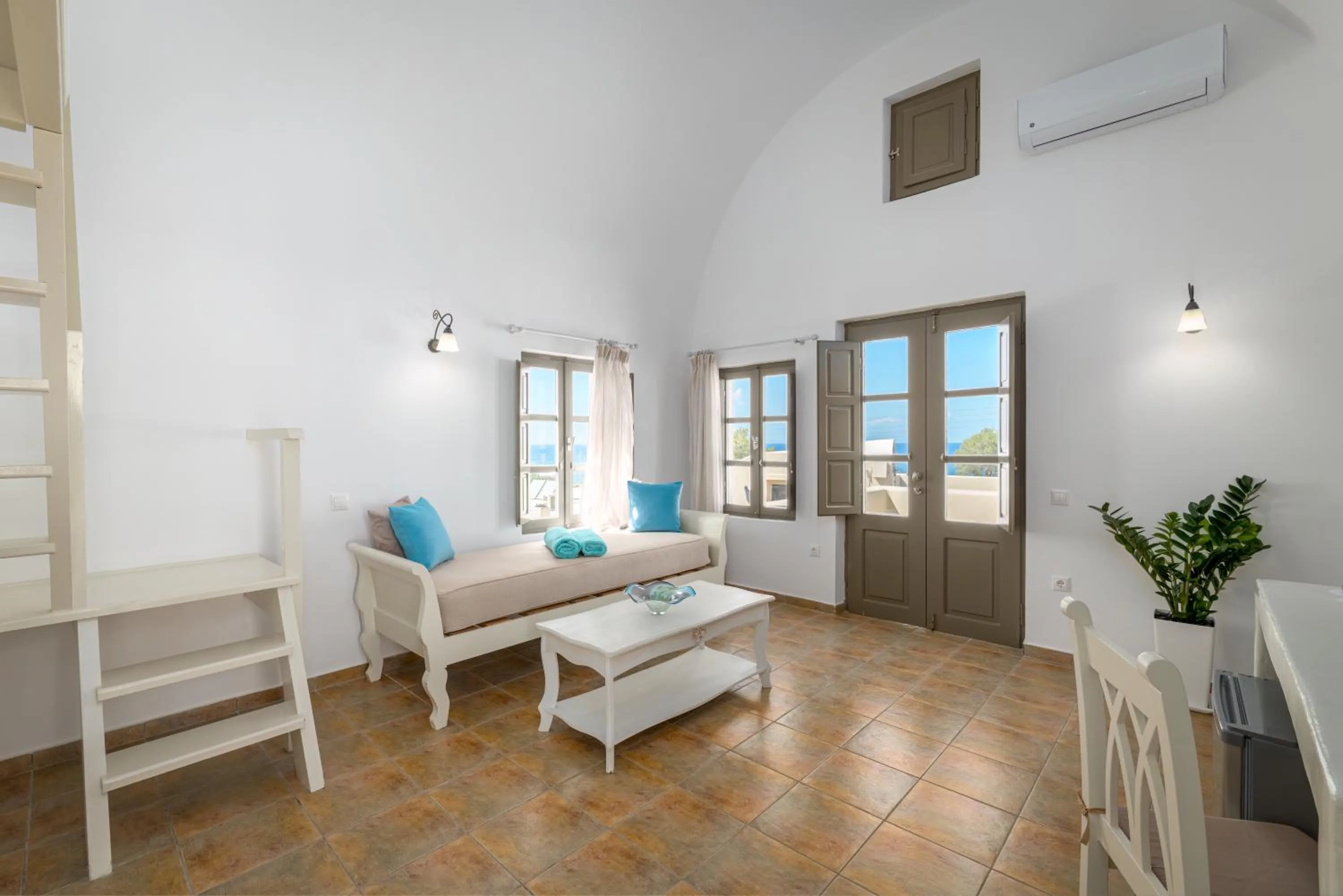 Living room, Bed in En Plo Boutique Suites