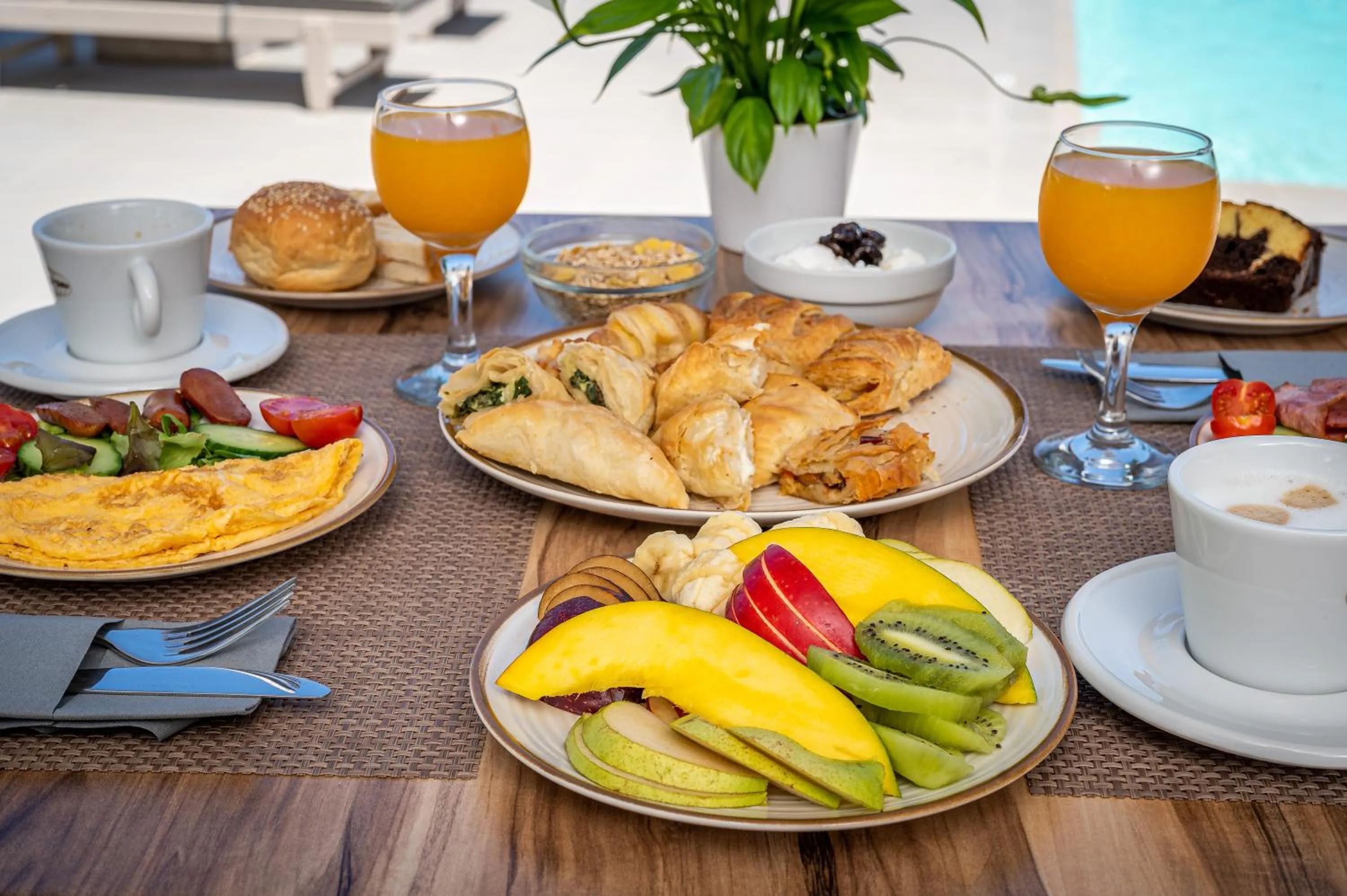 Restaurant/places to eat in En Plo Boutique Suites