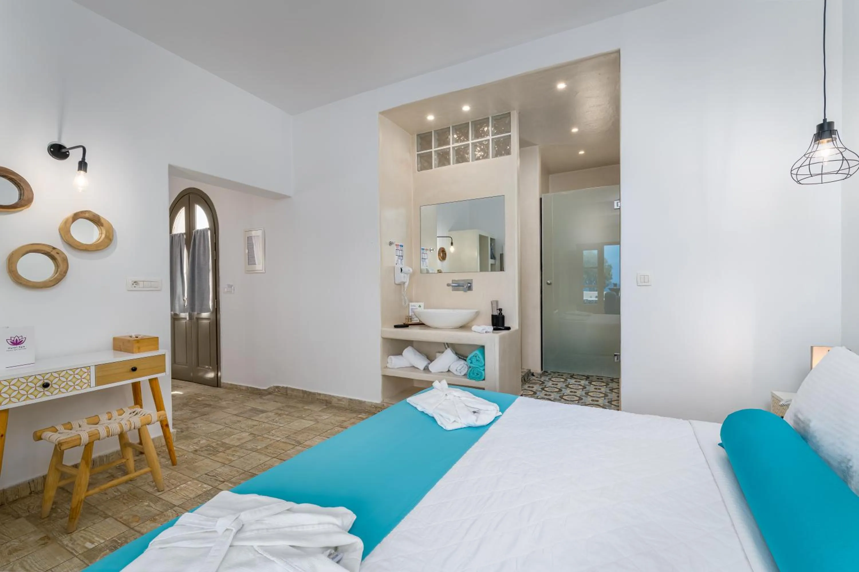 Bed in En Plo Boutique Suites