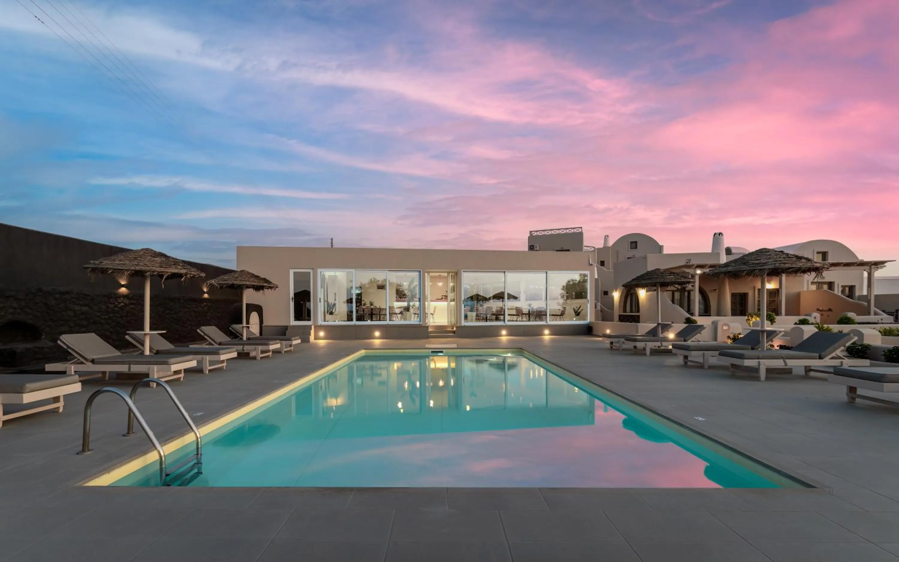 Lounge or bar in En Plo Boutique Suites