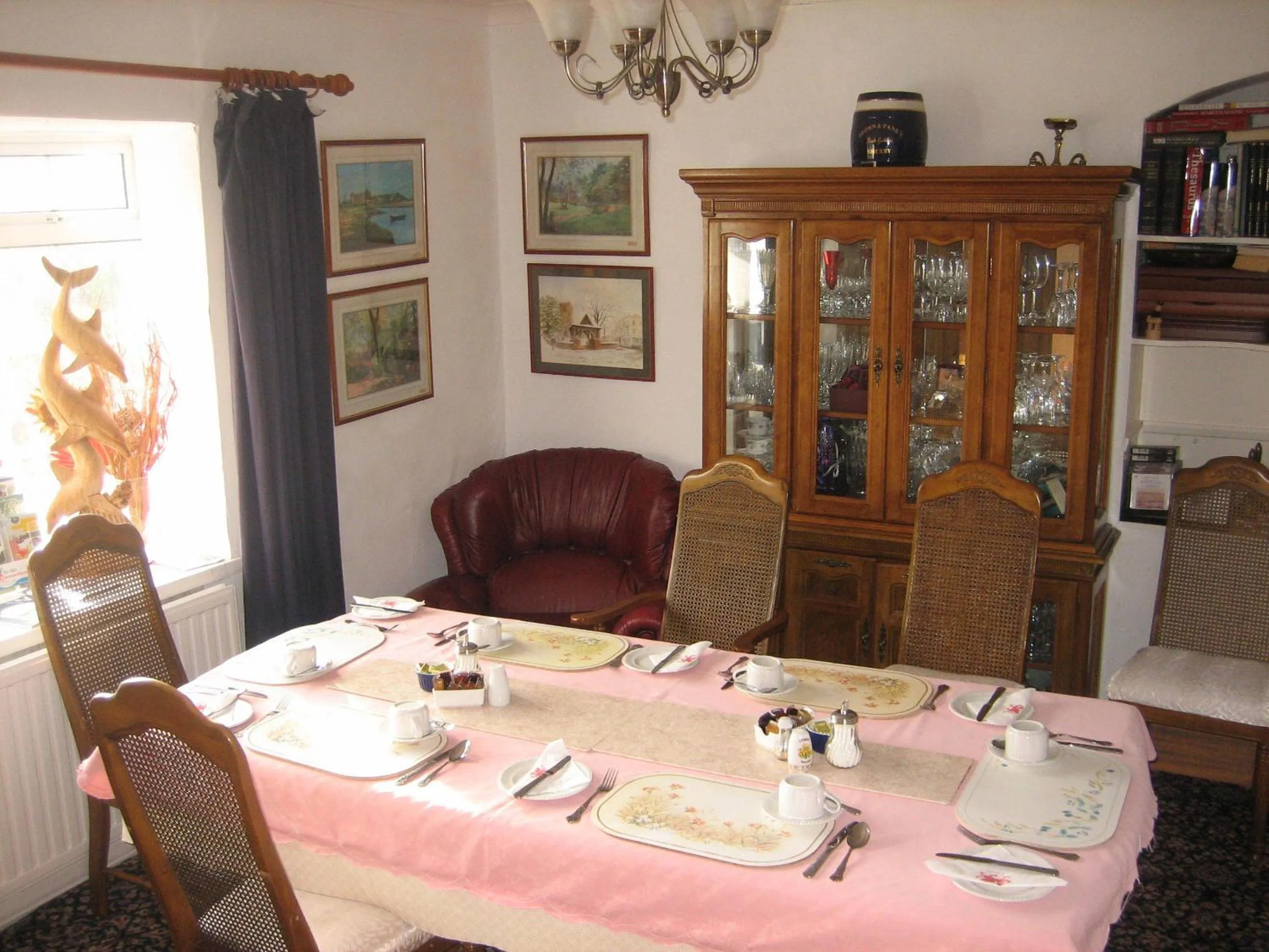 Restaurant/places to eat in Four seasons Guest House