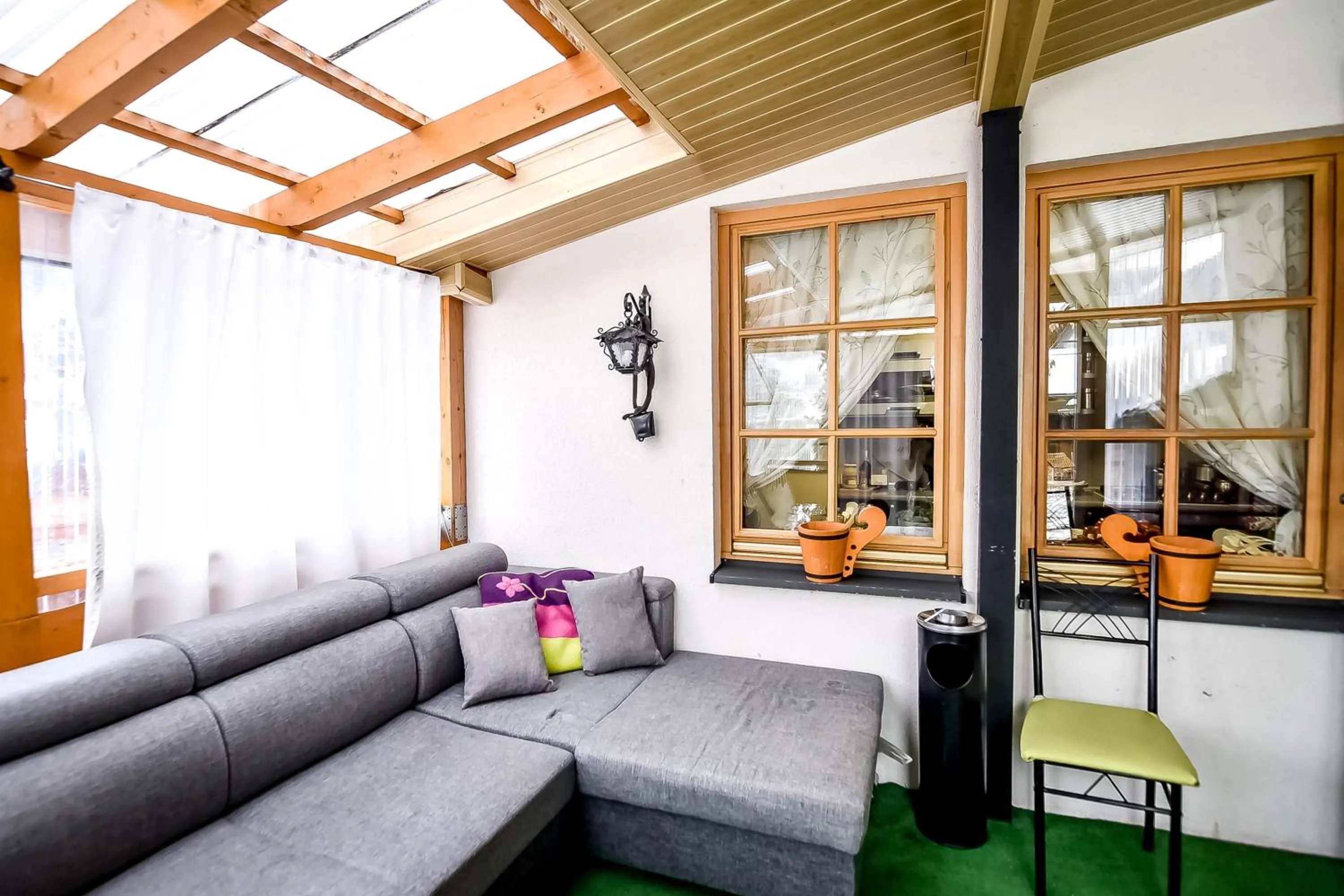 Seating area in Ciukrowa Chatka Sauna & Jacuzzi