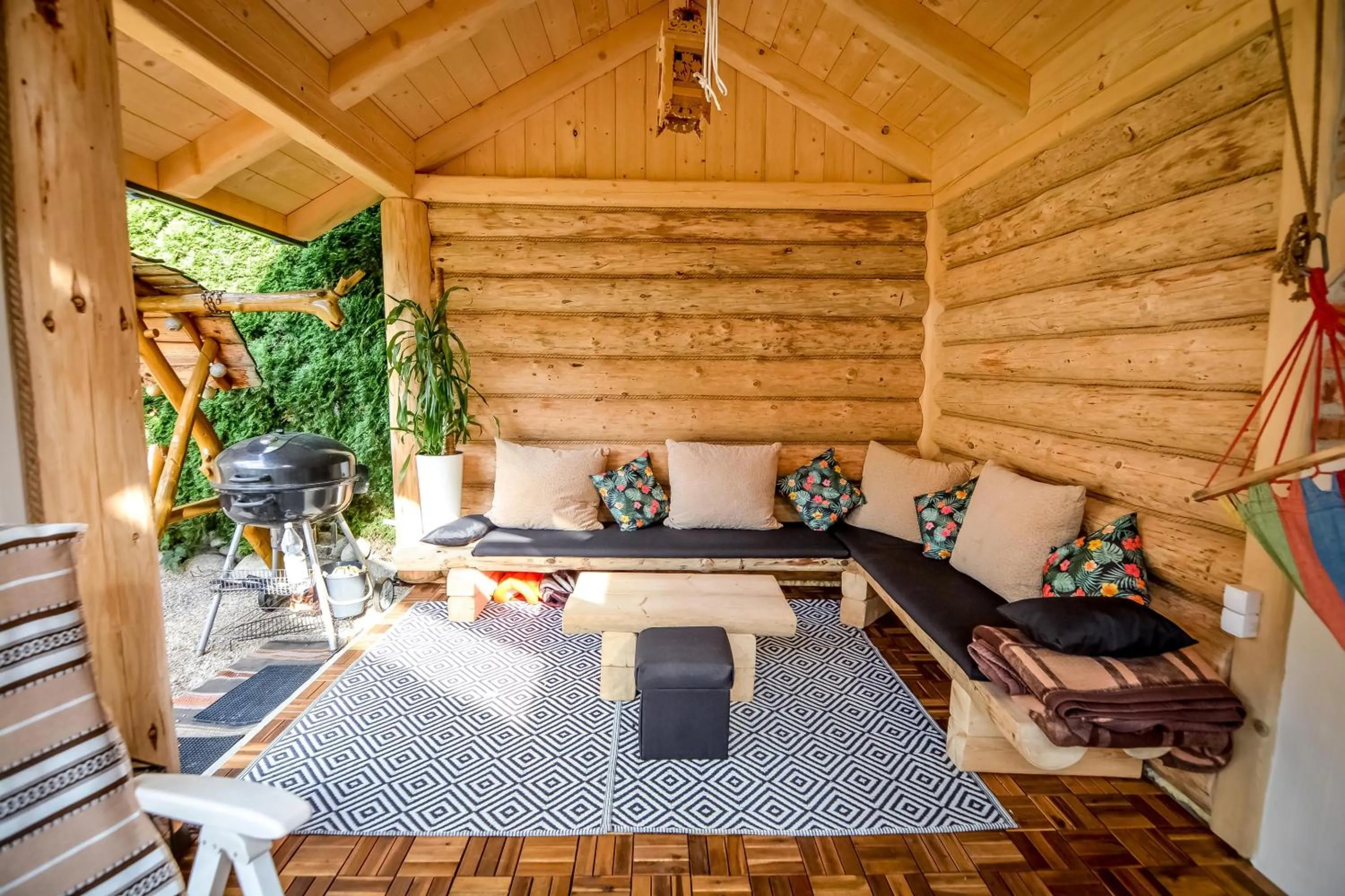 Seating area in Ciukrowa Chatka Sauna & Jacuzzi