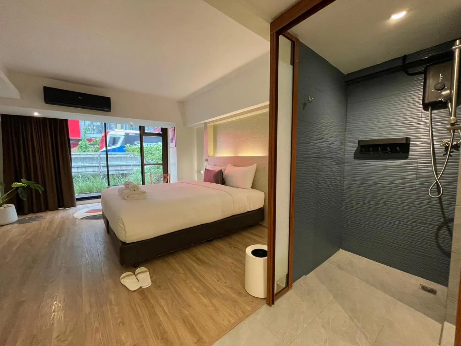 Shower, Bed in Gecko EYE Hotel