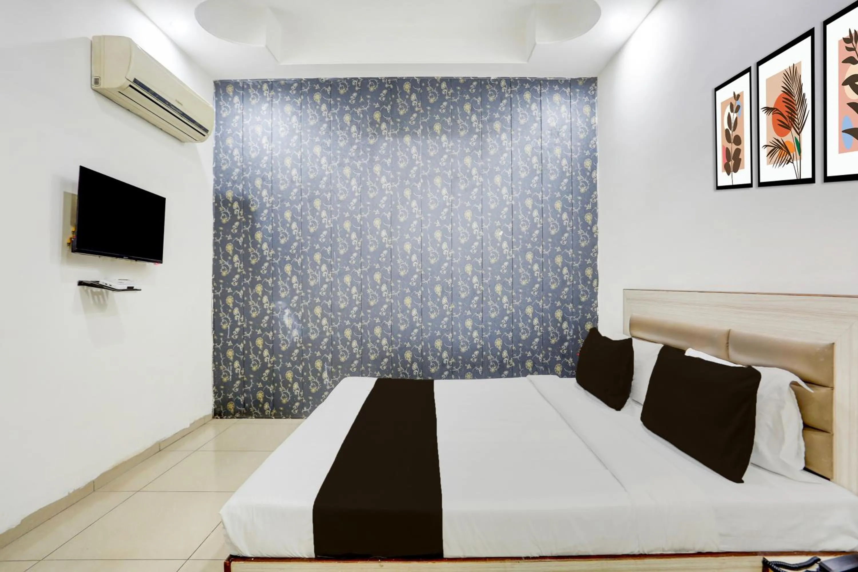 Bedroom, Bed in Hotel O Lohgarh Road Zirakpur Formerly JB Plaza
