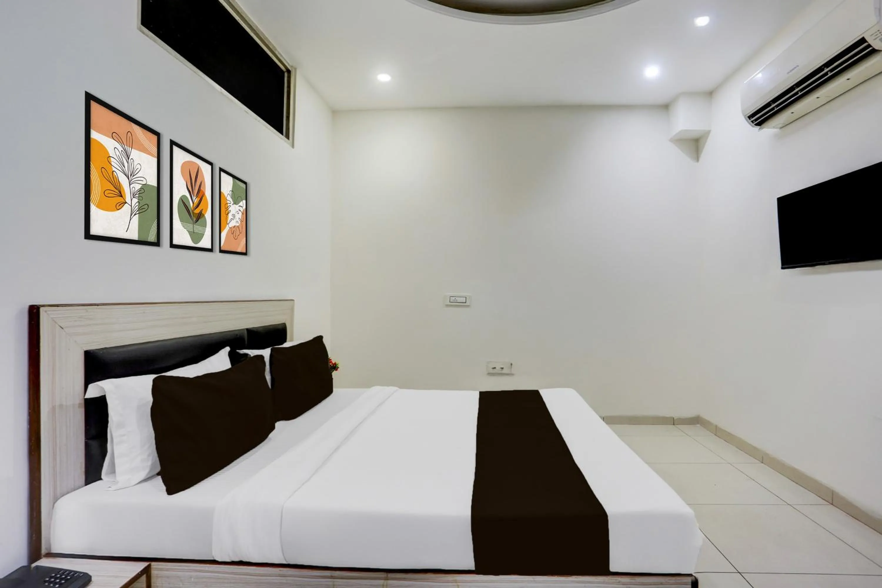 Bedroom, Bed in Hotel O Lohgarh Road Zirakpur Formerly JB Plaza