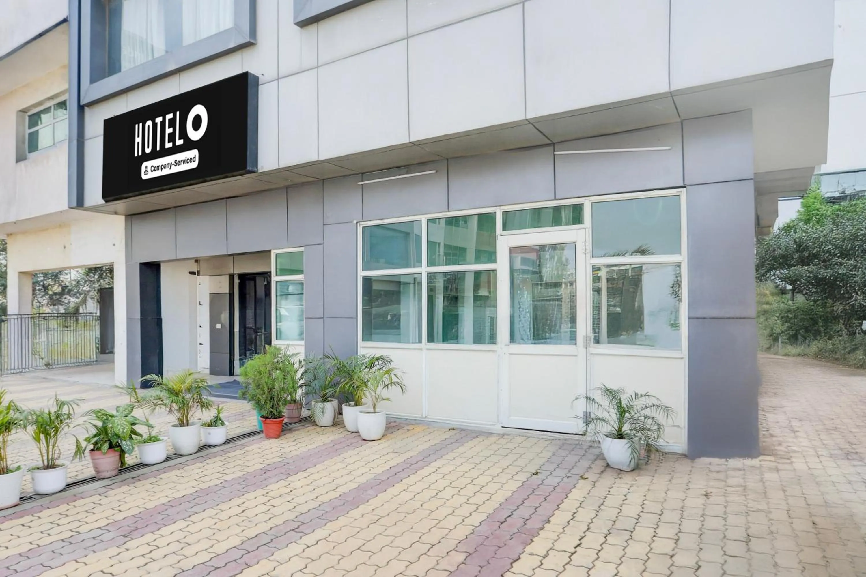 Facade/entrance in Hotel O Lohgarh Road Zirakpur Formerly JB Plaza