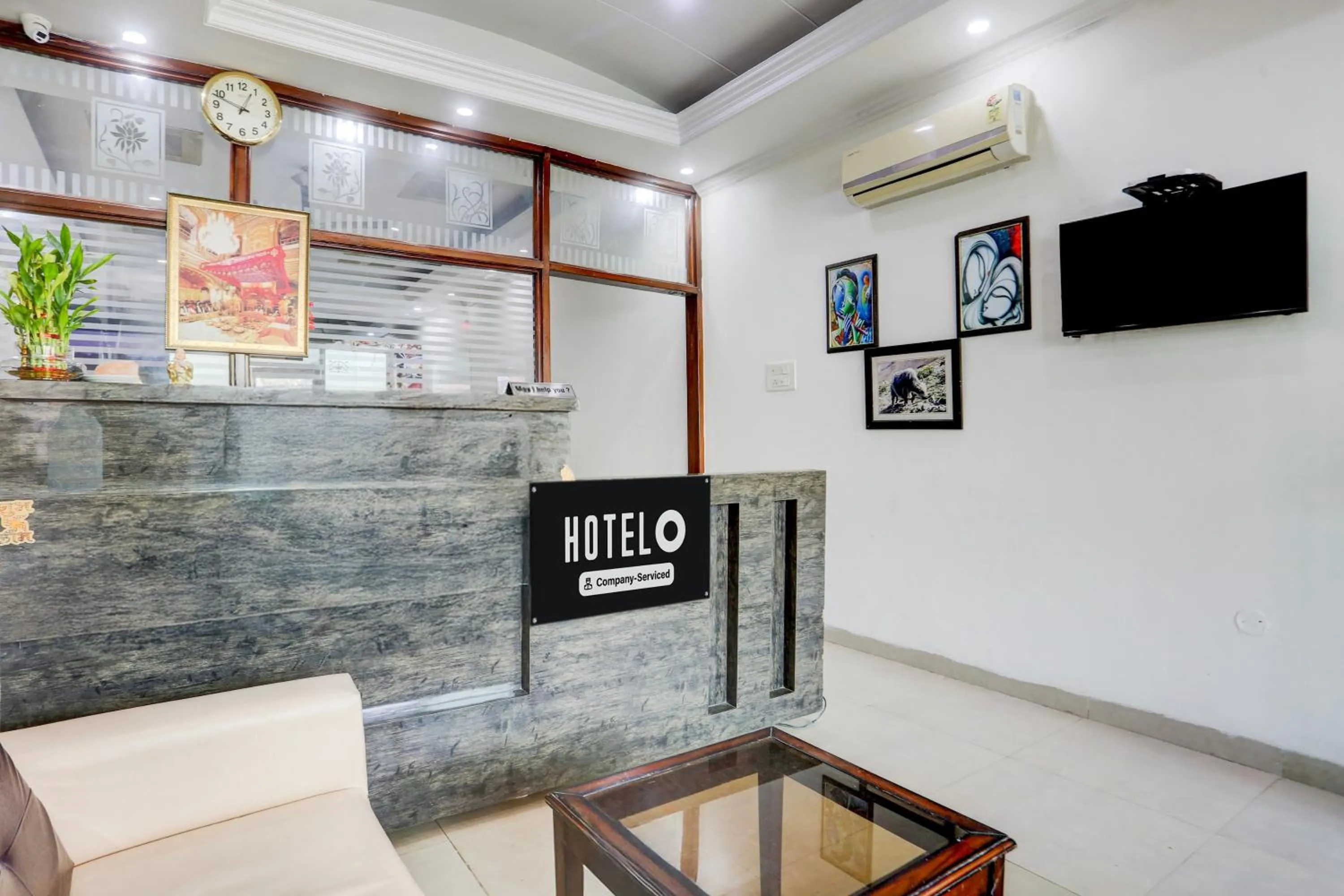 Lobby or reception in Hotel O Lohgarh Road Zirakpur Formerly JB Plaza