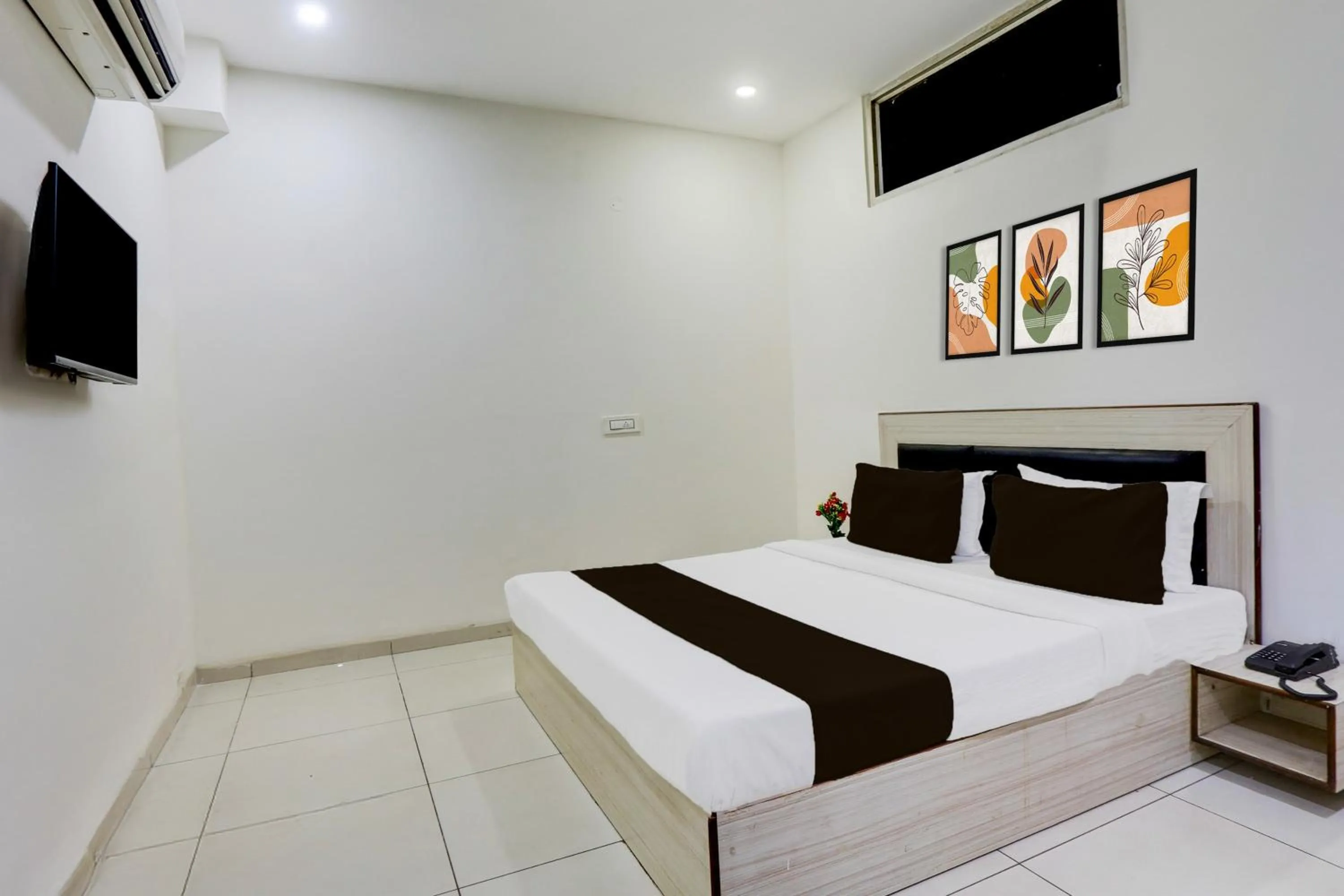 Bedroom, Bed in Hotel O Lohgarh Road Zirakpur Formerly JB Plaza