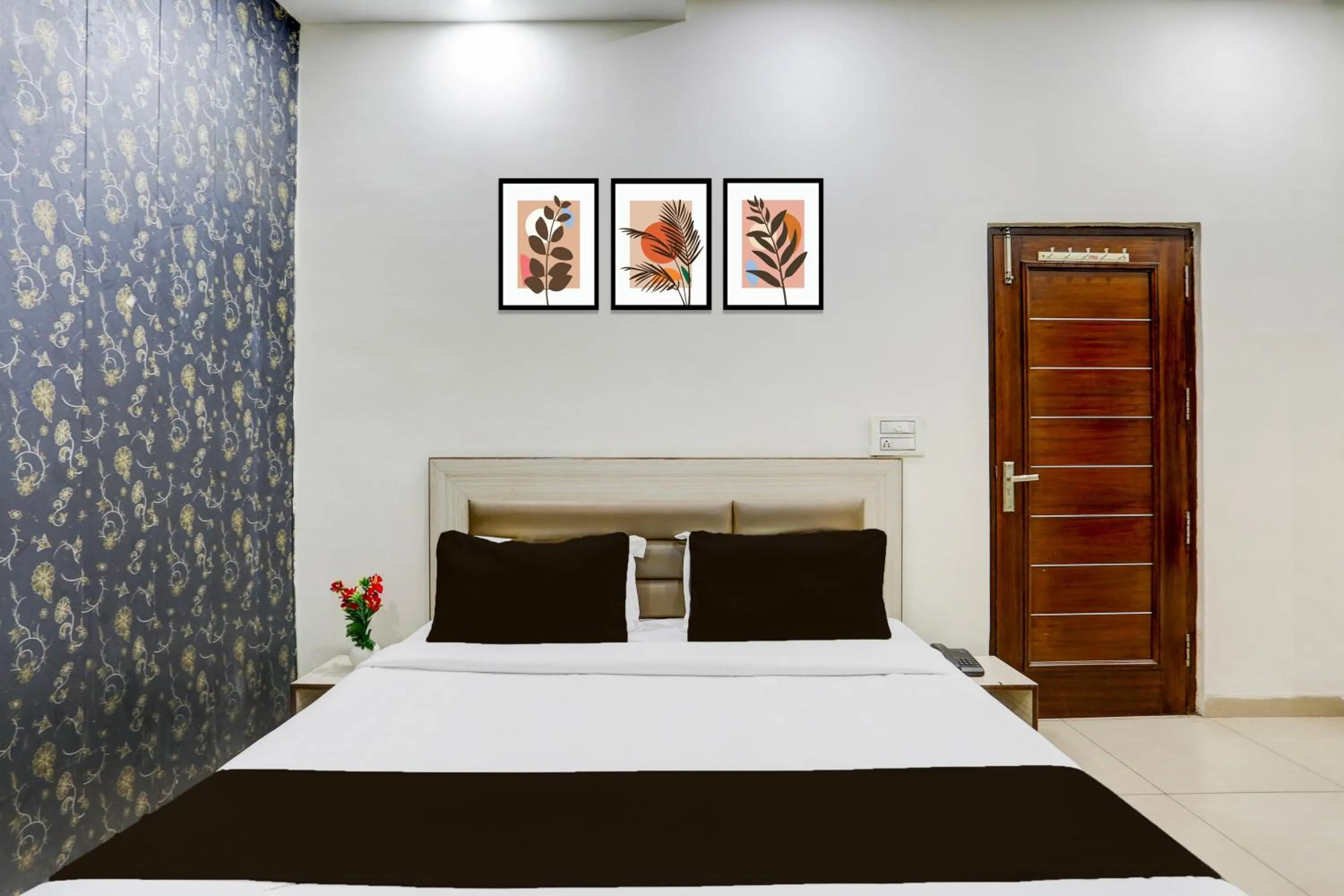 Bedroom, Bed in Hotel O Lohgarh Road Zirakpur Formerly JB Plaza