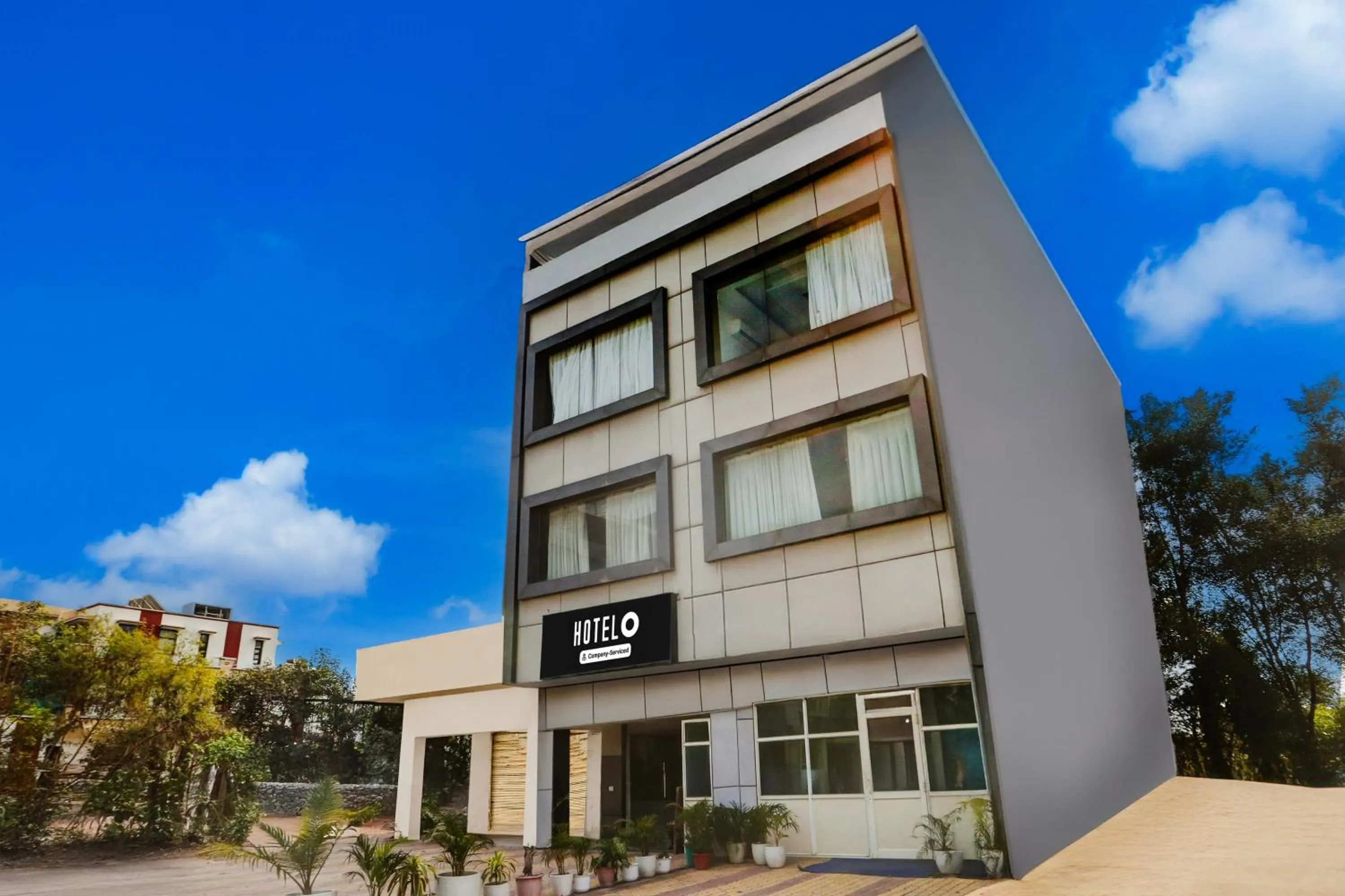 Facade/entrance in Hotel O Lohgarh Road Zirakpur Formerly JB Plaza