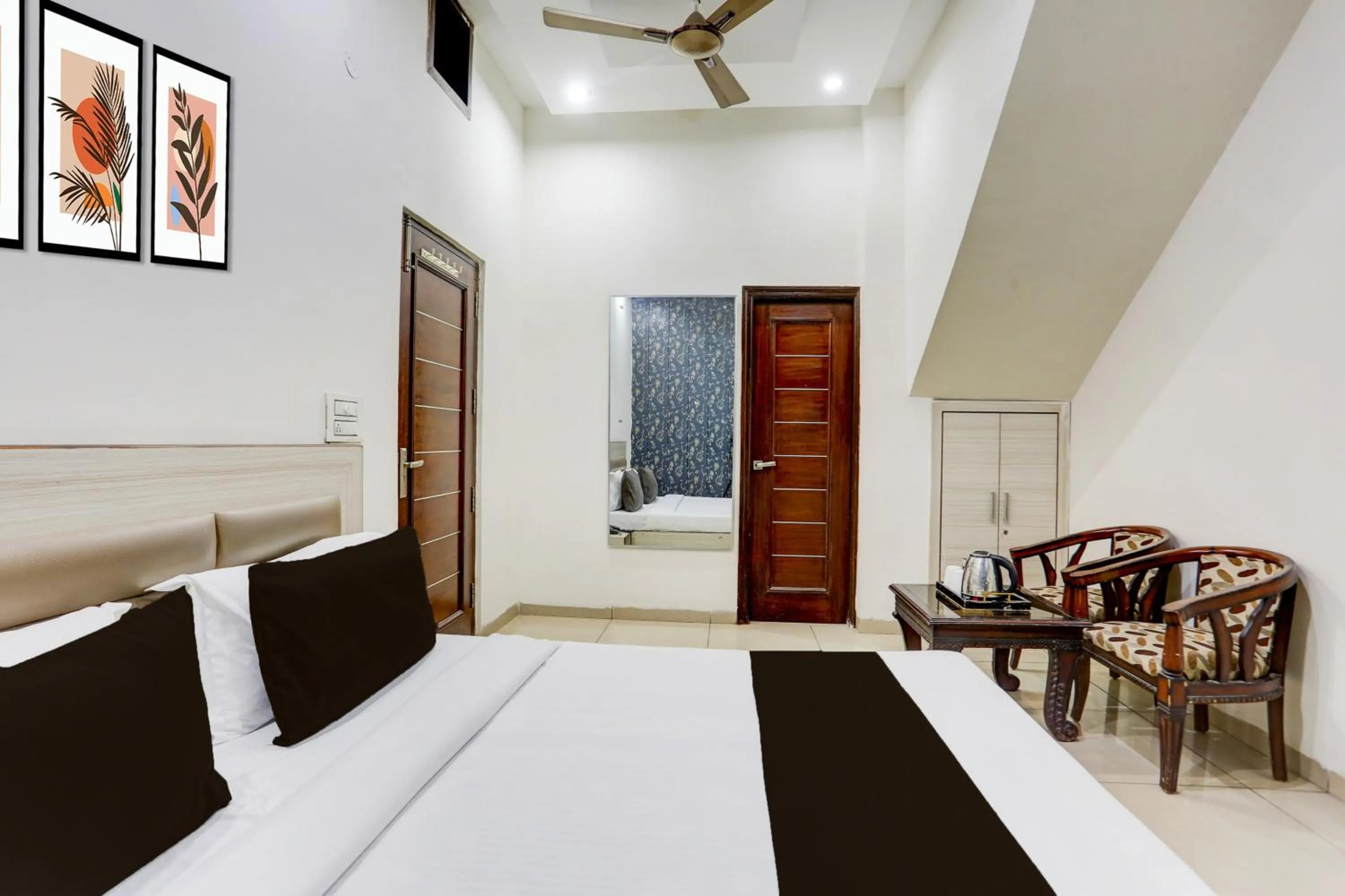 Bedroom, Bed in Hotel O Lohgarh Road Zirakpur Formerly JB Plaza