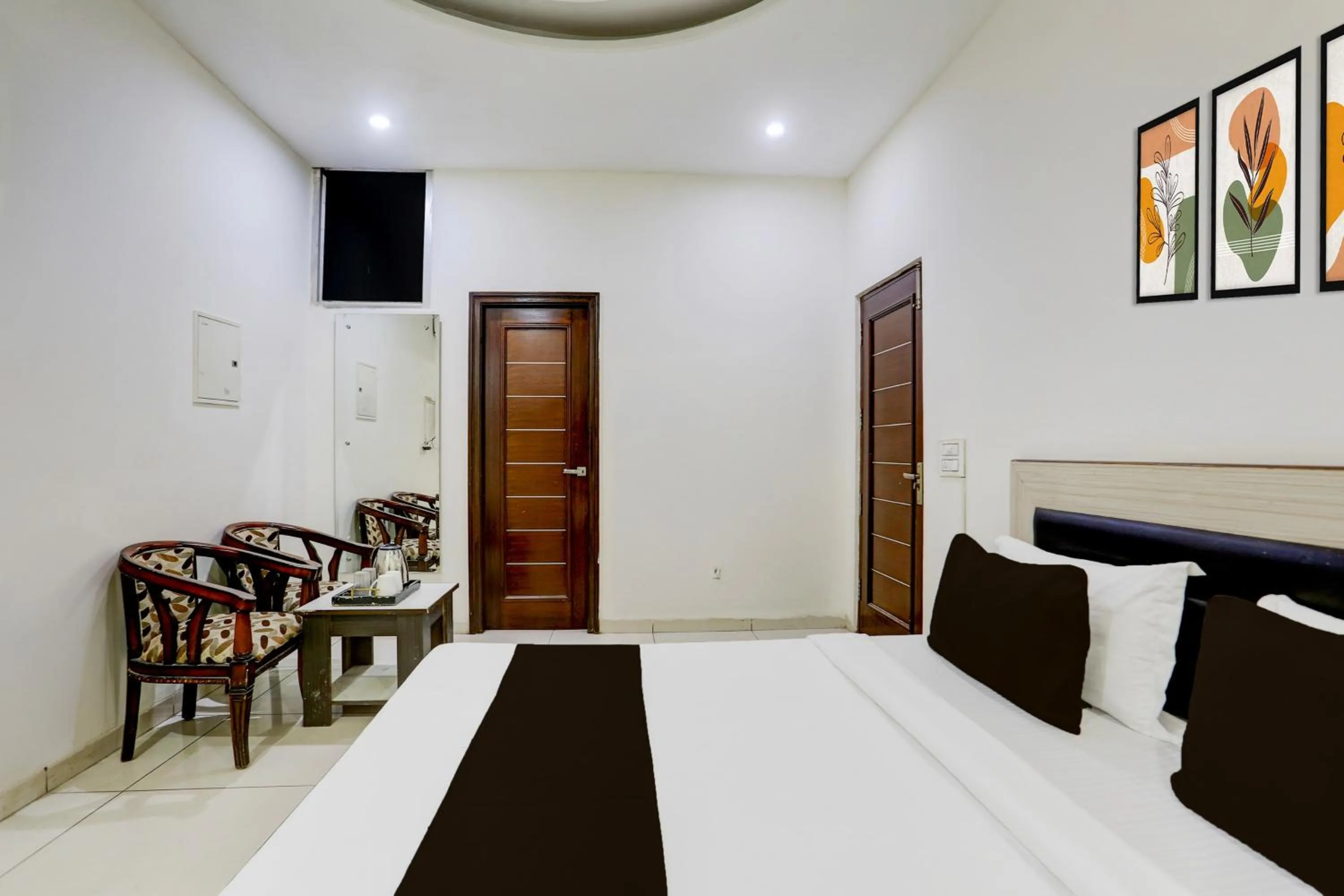 Bedroom in Hotel O Lohgarh Road Zirakpur Formerly JB Plaza