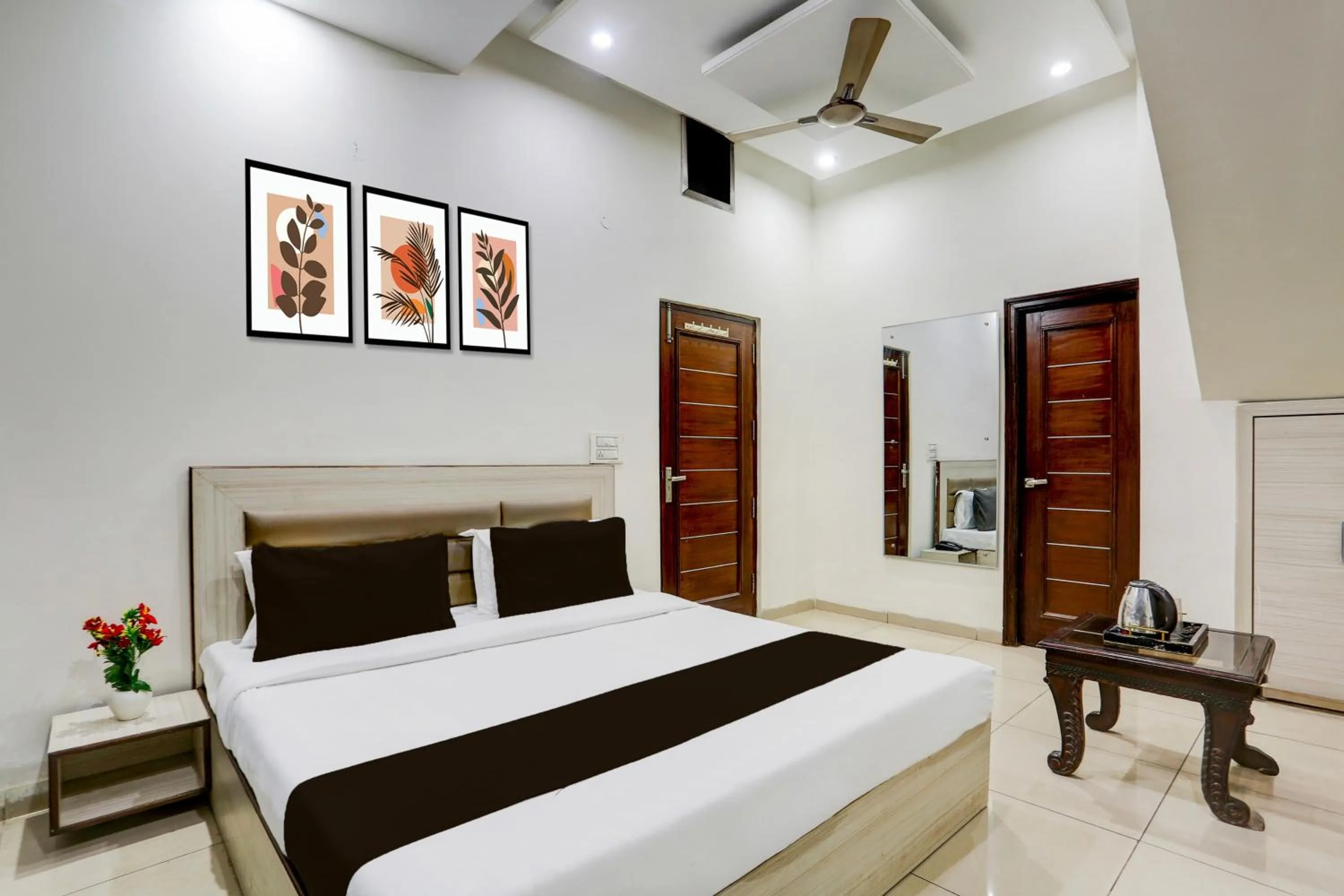 Bedroom, Bed in Hotel O Lohgarh Road Zirakpur Formerly JB Plaza