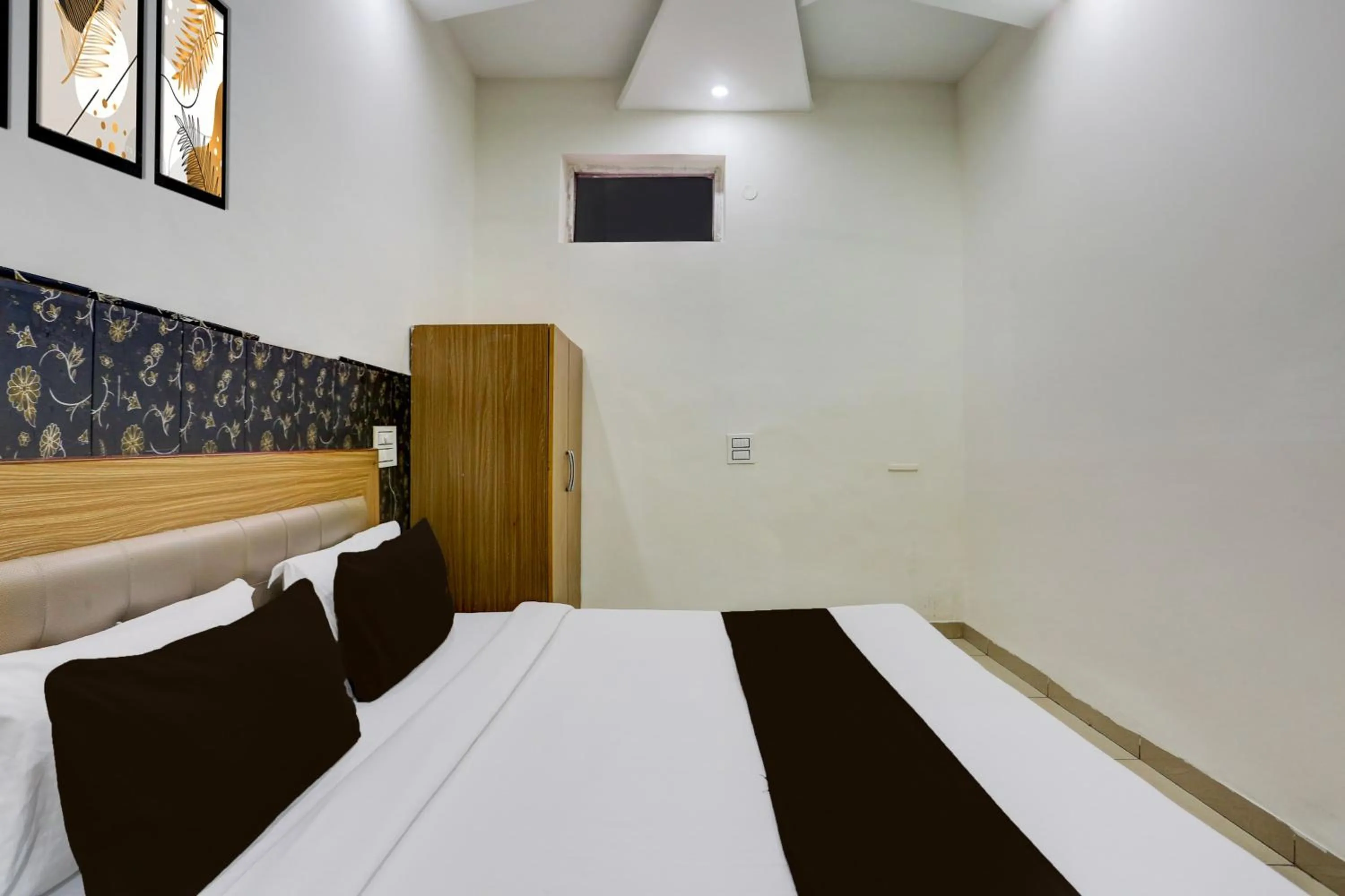Bedroom, Bed in Hotel O Lohgarh Road Zirakpur Formerly JB Plaza