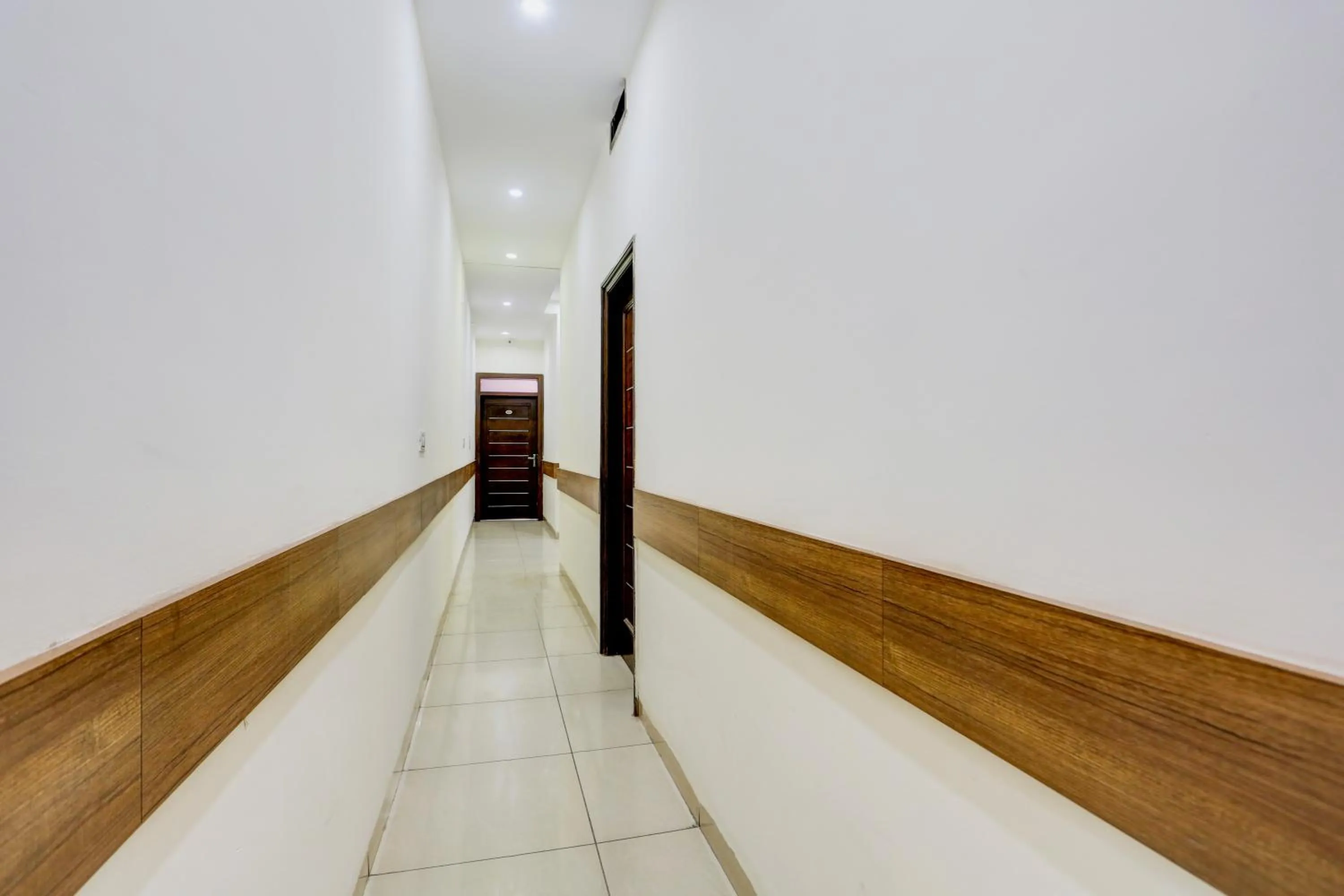 Lobby or reception in Hotel O Lohgarh Road Zirakpur Formerly JB Plaza