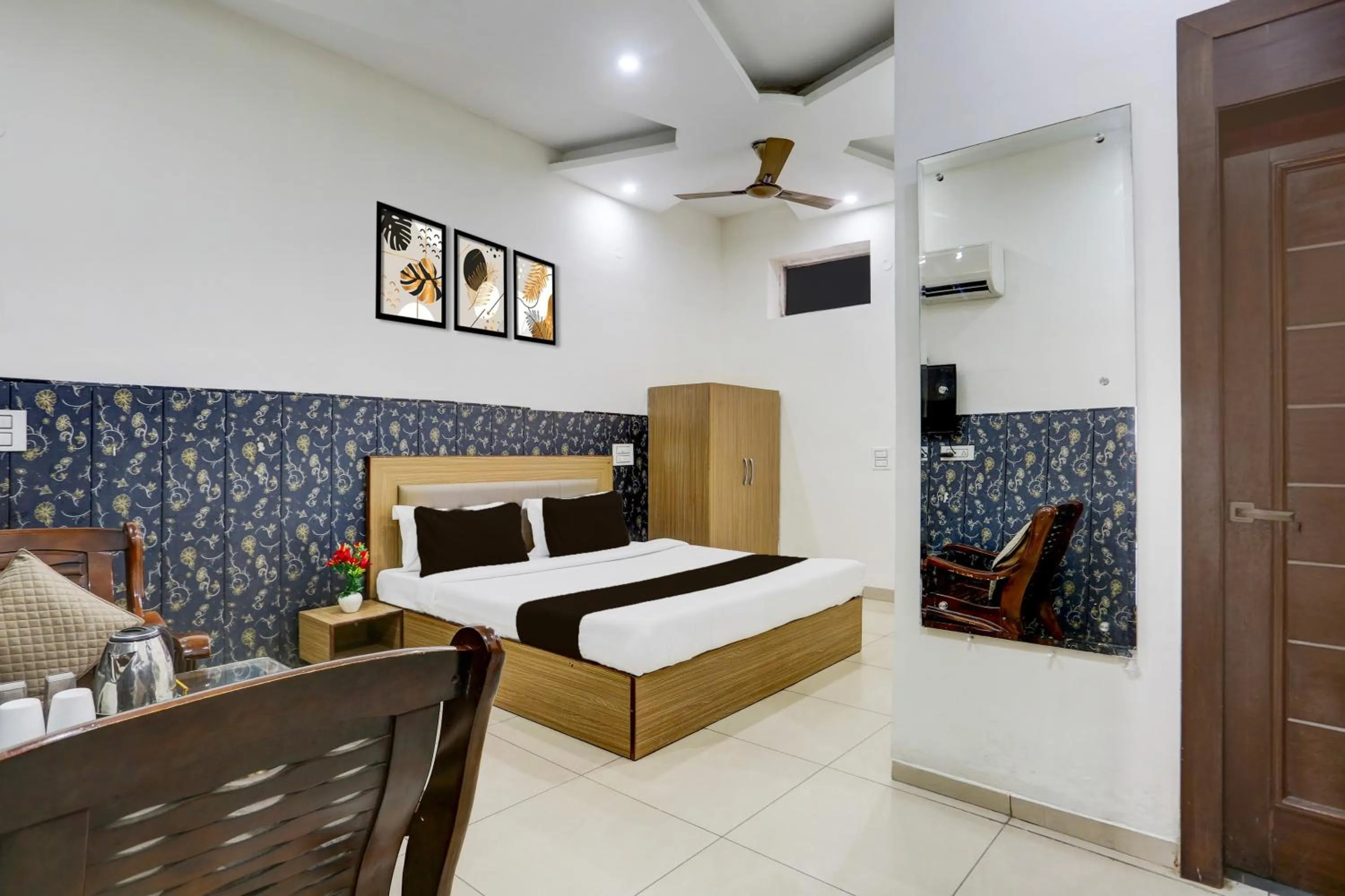 Bedroom, Bed in Hotel O Lohgarh Road Zirakpur Formerly JB Plaza