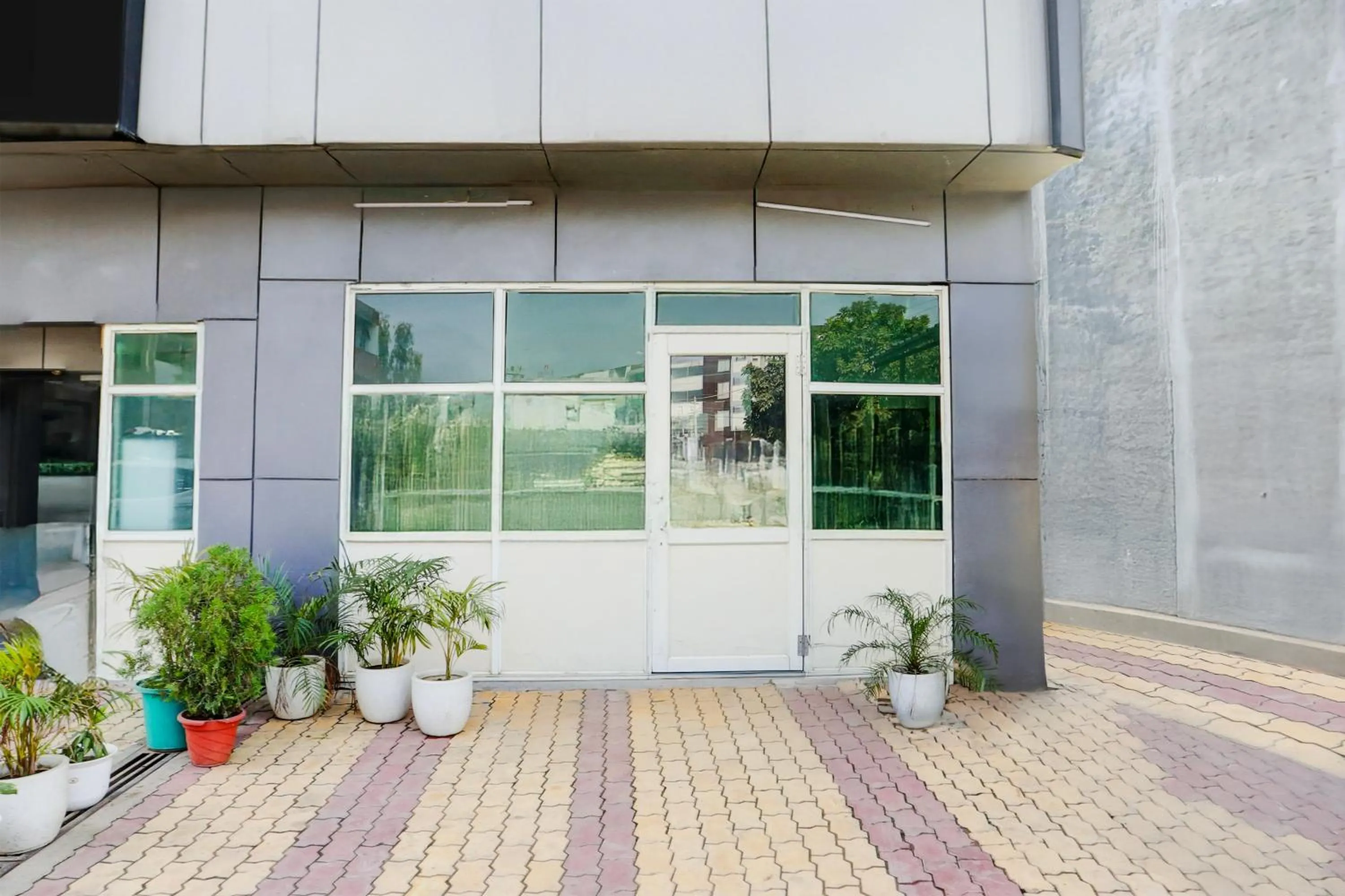 Facade/entrance in Hotel O Lohgarh Road Zirakpur Formerly JB Plaza