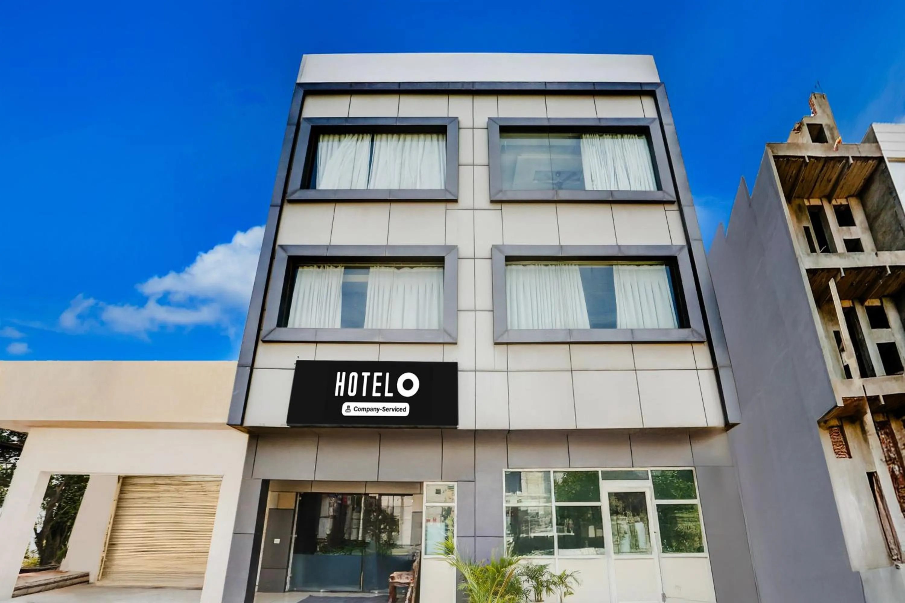 Facade/entrance in Hotel O Lohgarh Road Zirakpur Formerly JB Plaza