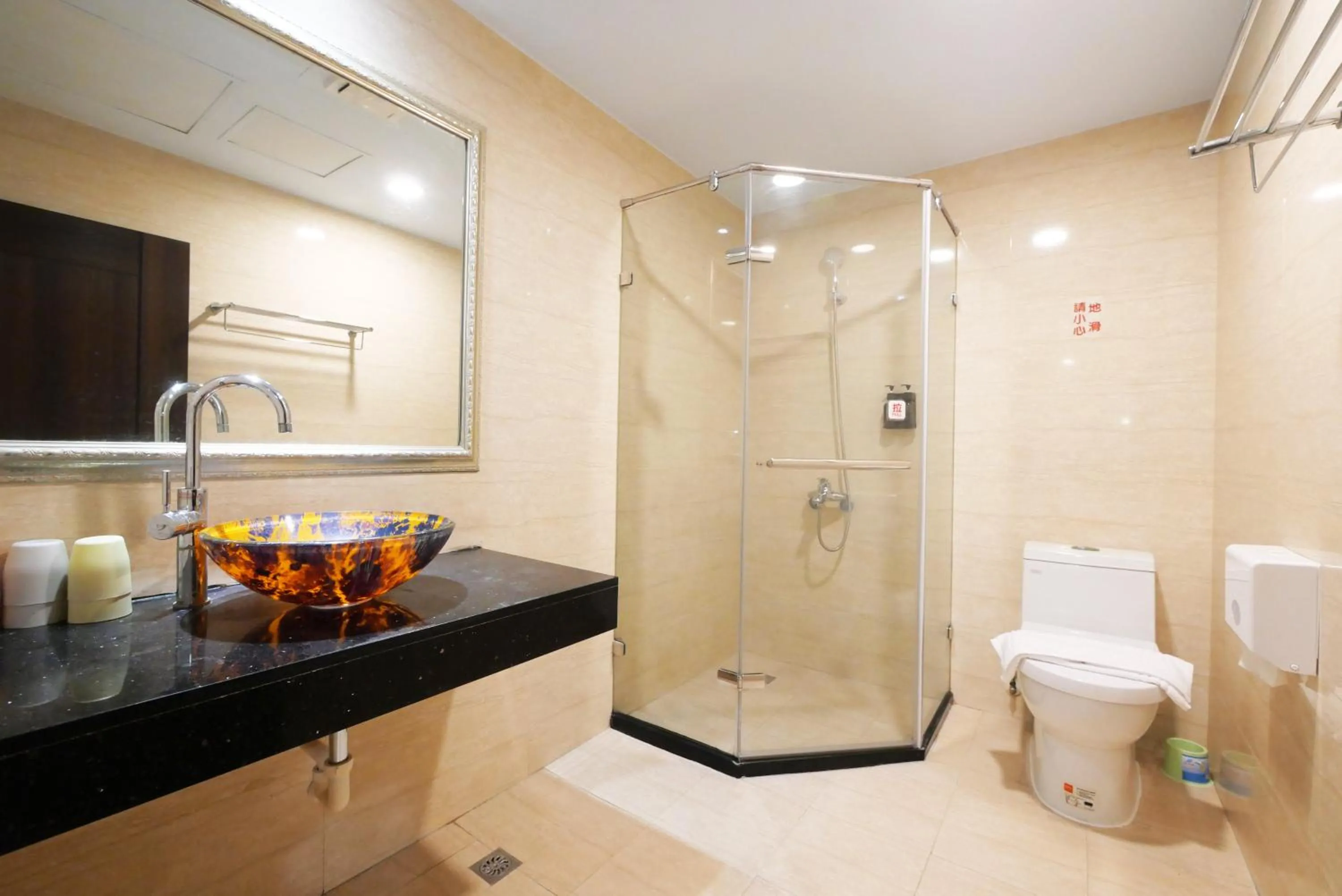 Shower in I Hi Loveriver Hotel