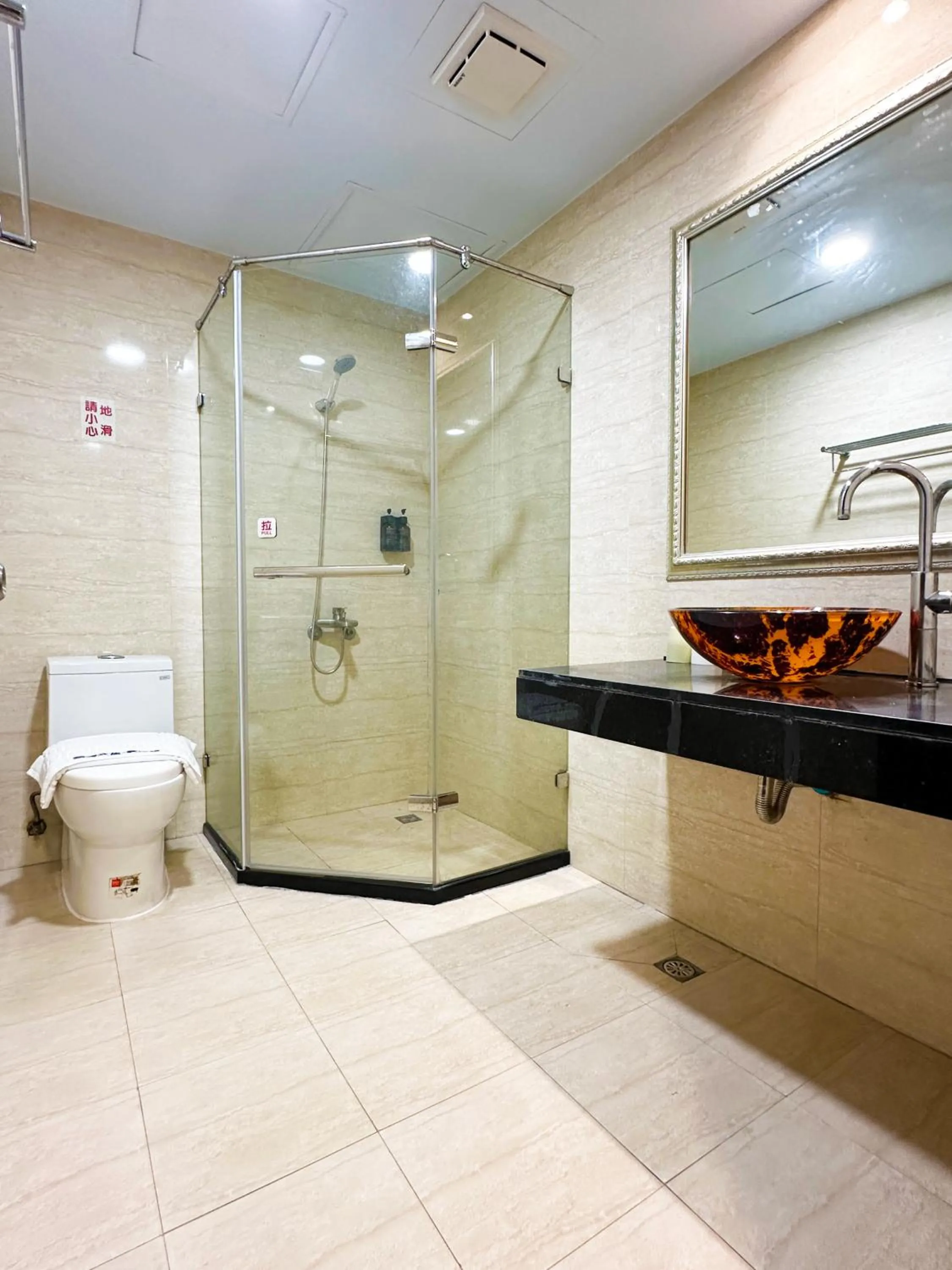 Toilet in I Hi Loveriver Hotel