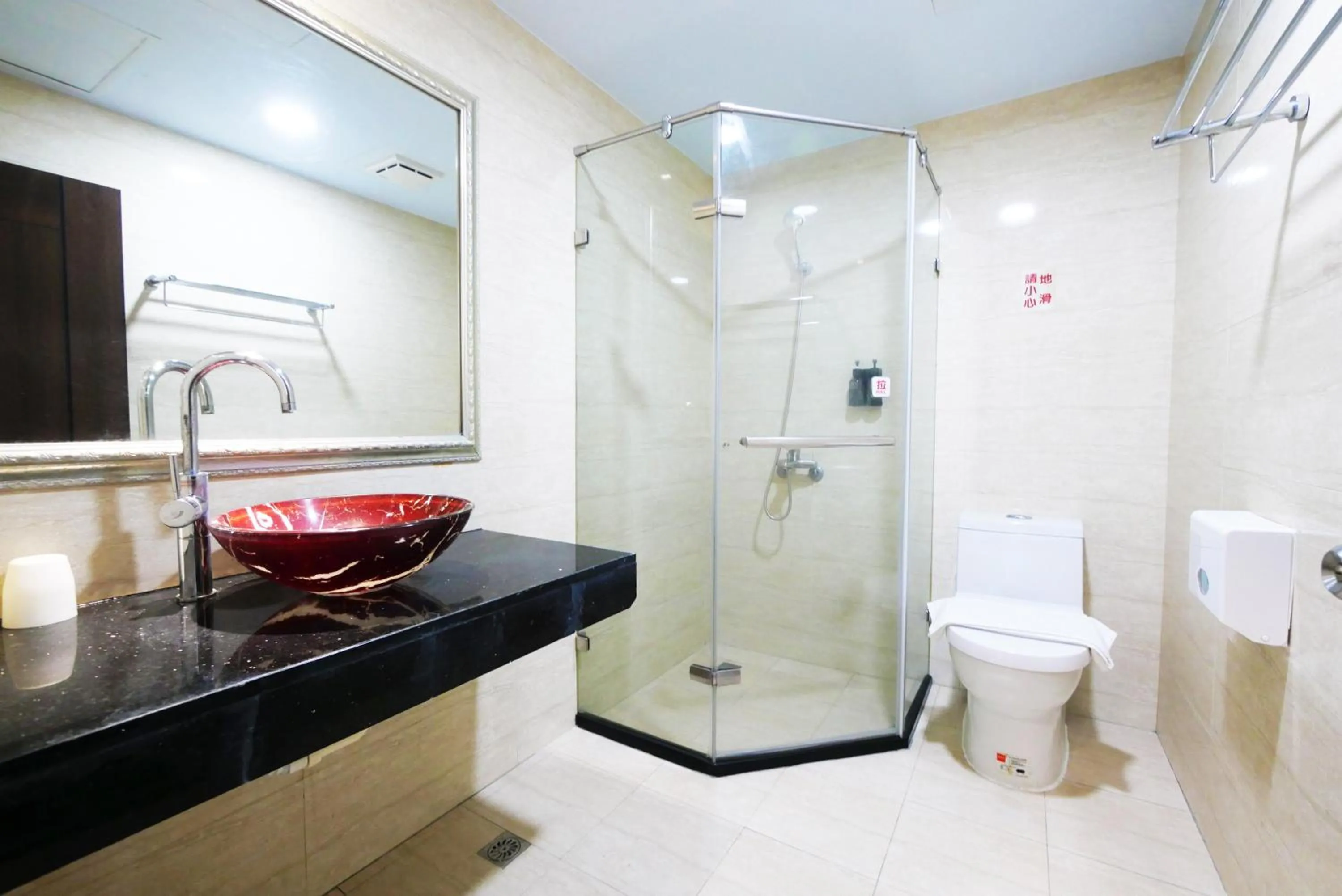 Shower in I Hi Loveriver Hotel