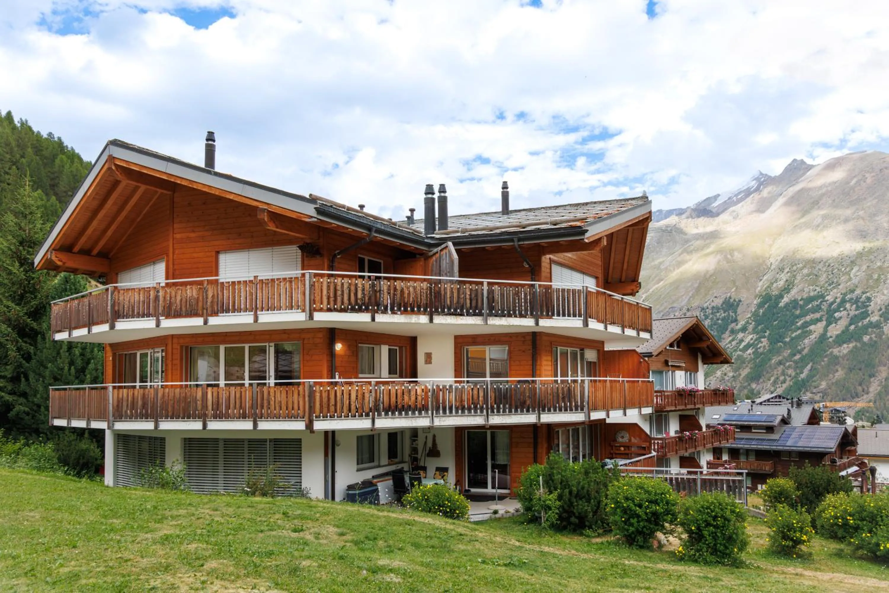Property building in Anatas
