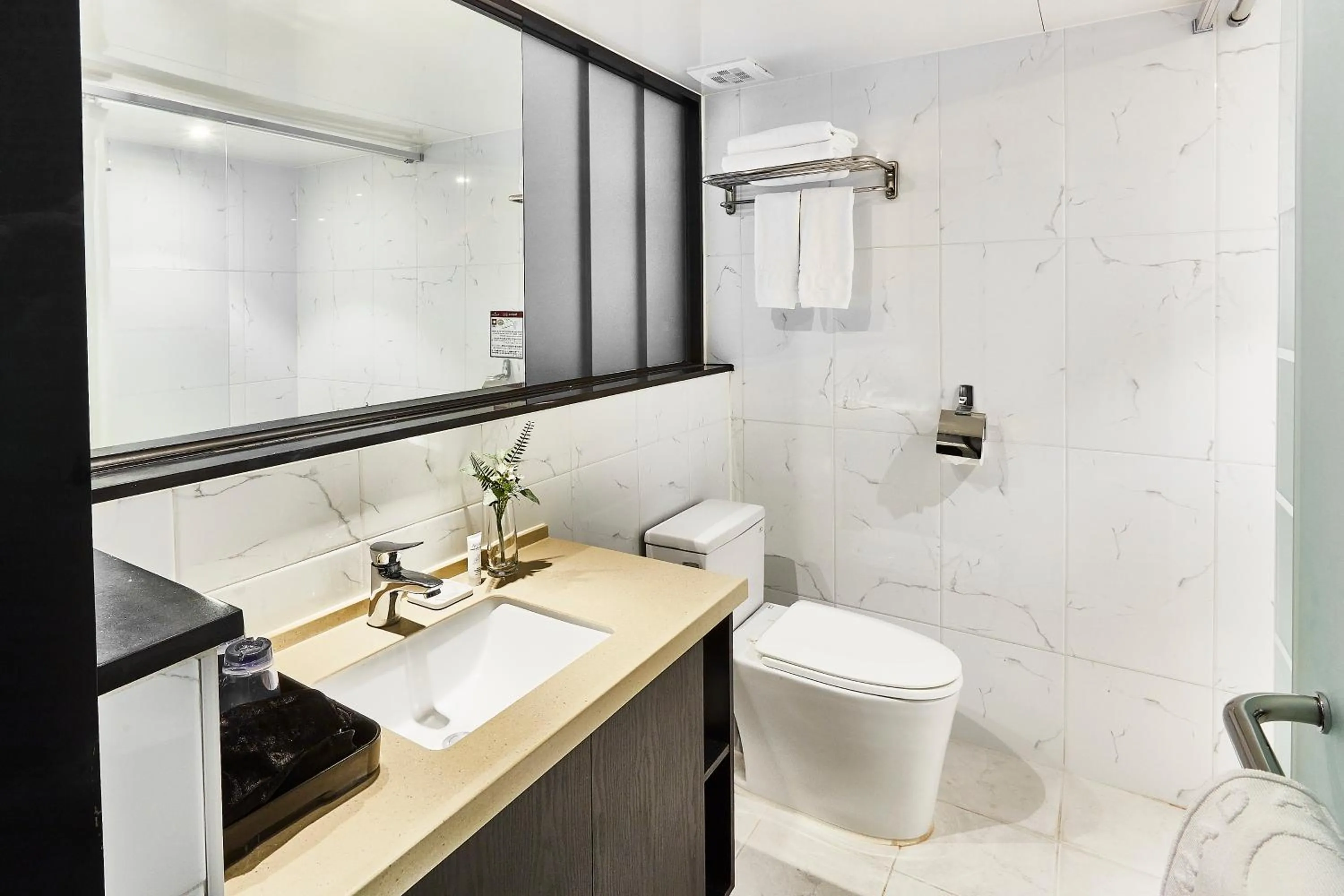 Shower in Golden Harbor Hotel Pyeongtaek