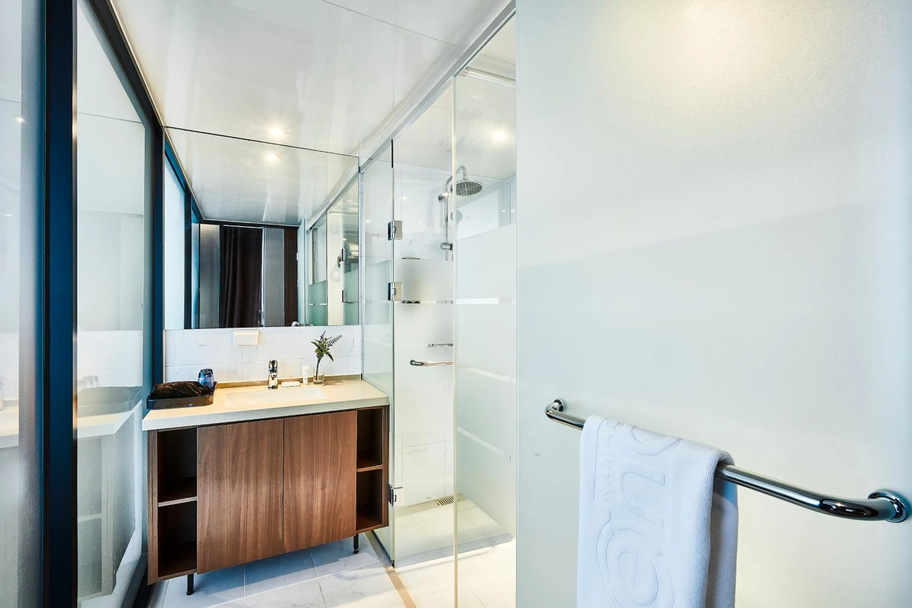 Shower in Golden Harbor Hotel Pyeongtaek