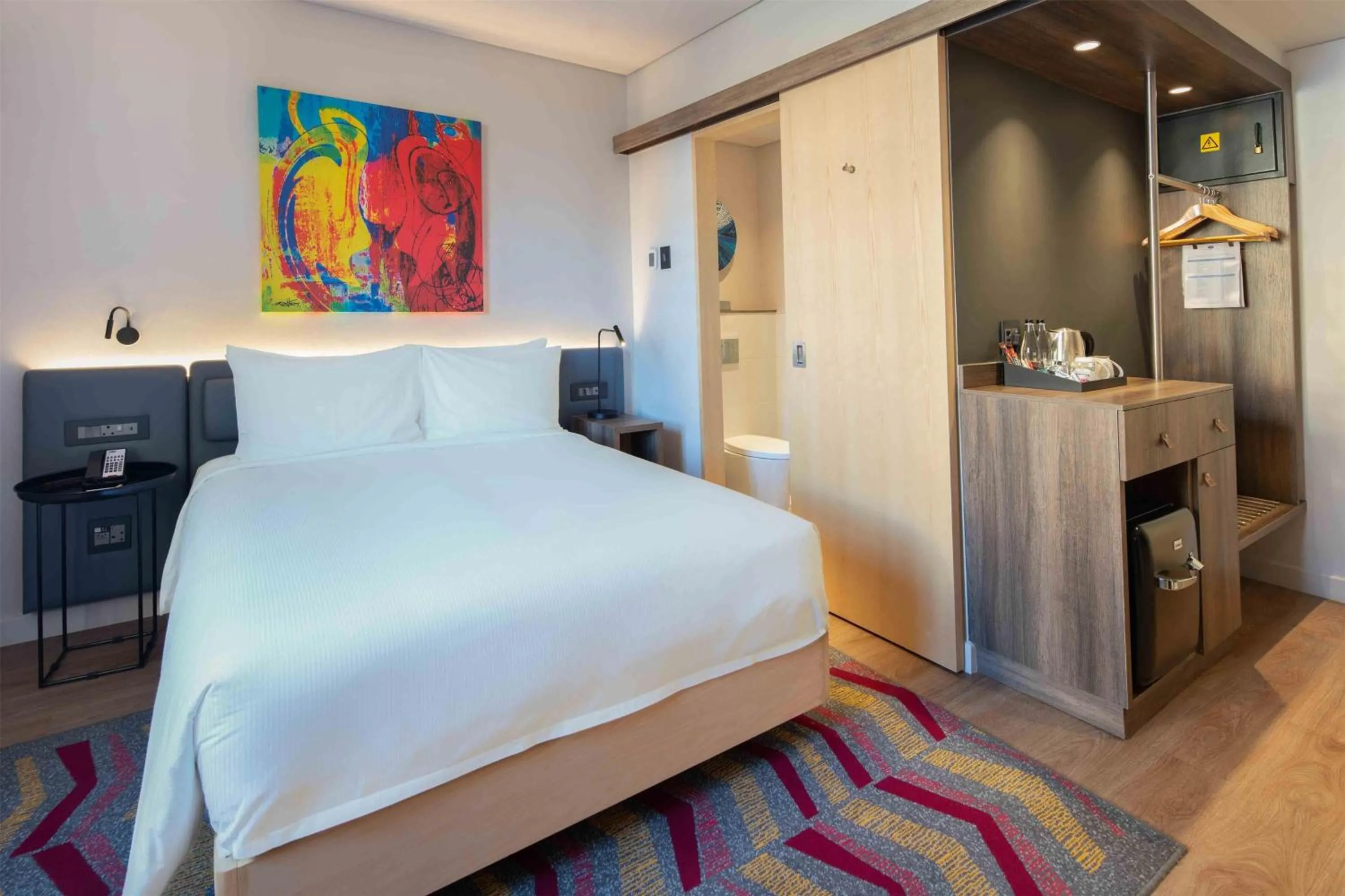 Bathroom, Bed in Hampton By Hilton Sandton Grayston