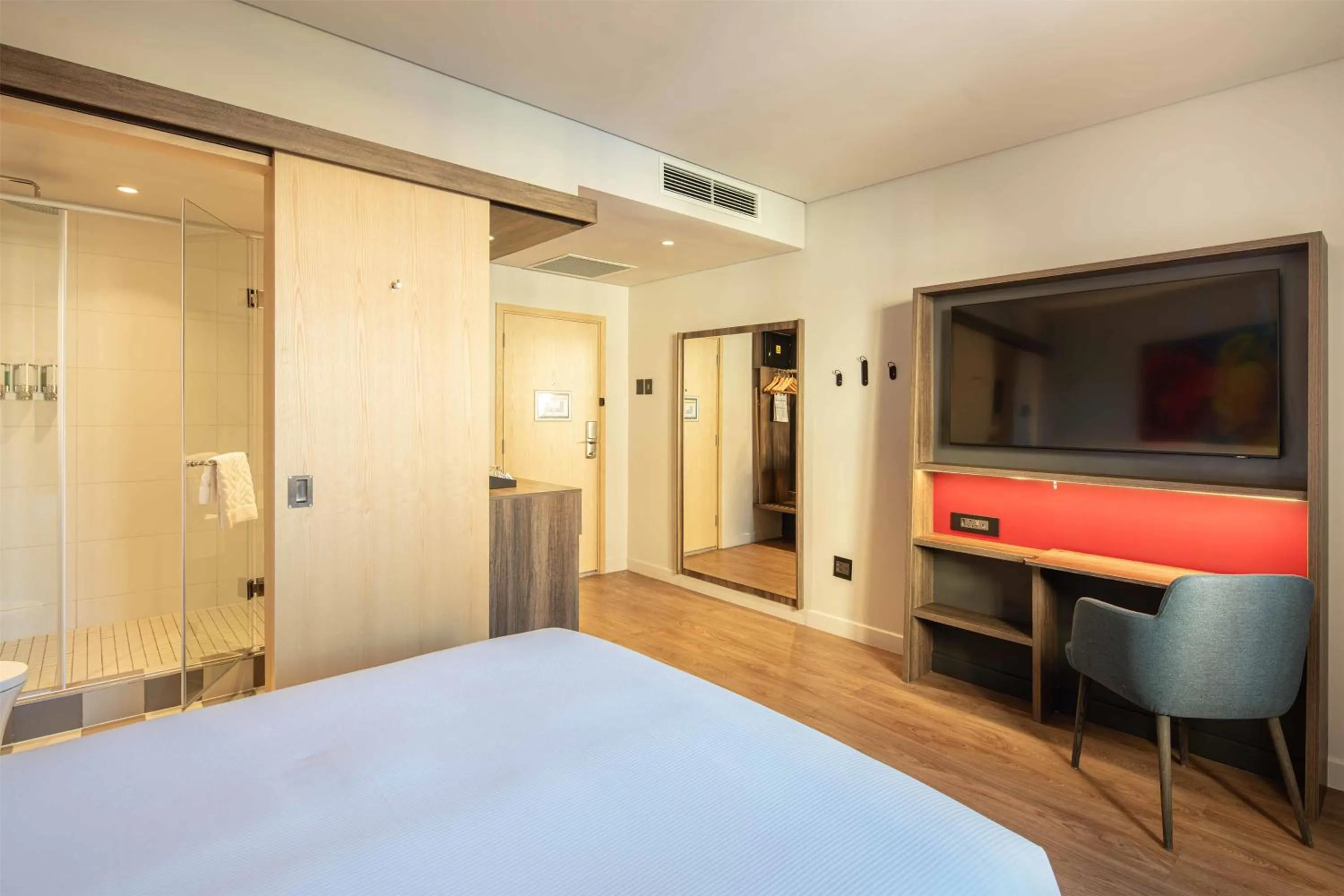 Bedroom, Bed in Hampton By Hilton Sandton Grayston