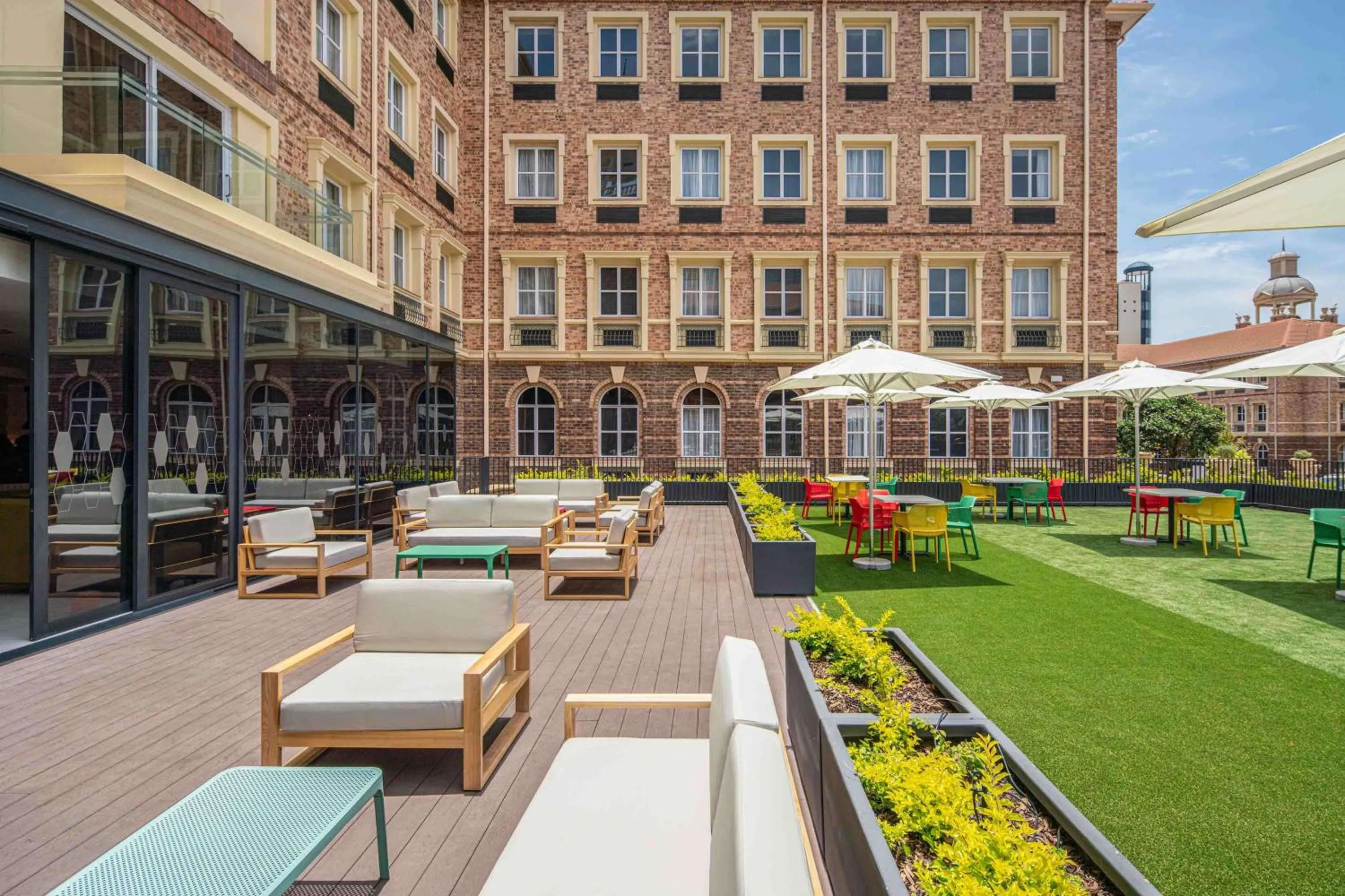 Patio in Hampton By Hilton Sandton Grayston