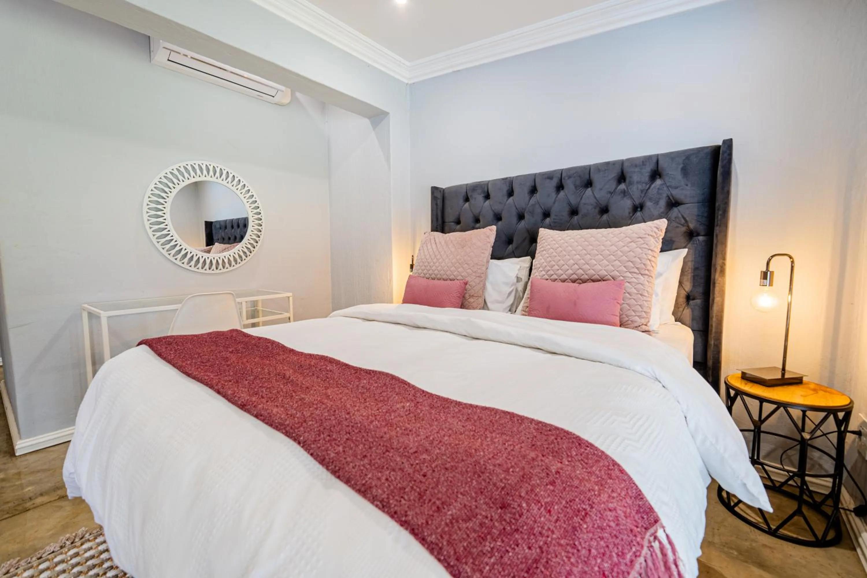 Bedroom, Bed in 4 On Mangaan