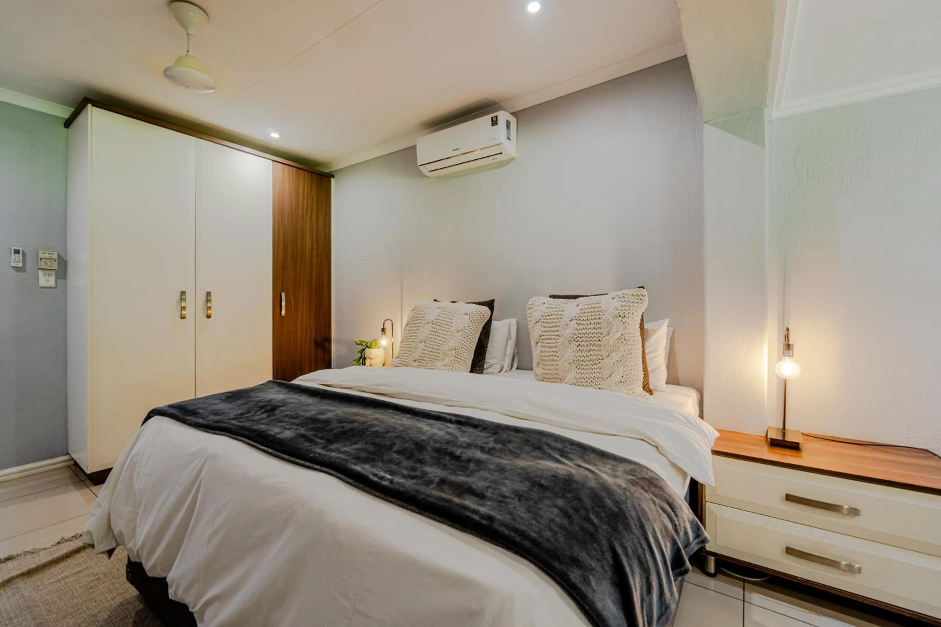 Bedroom, Bed in 4 On Mangaan