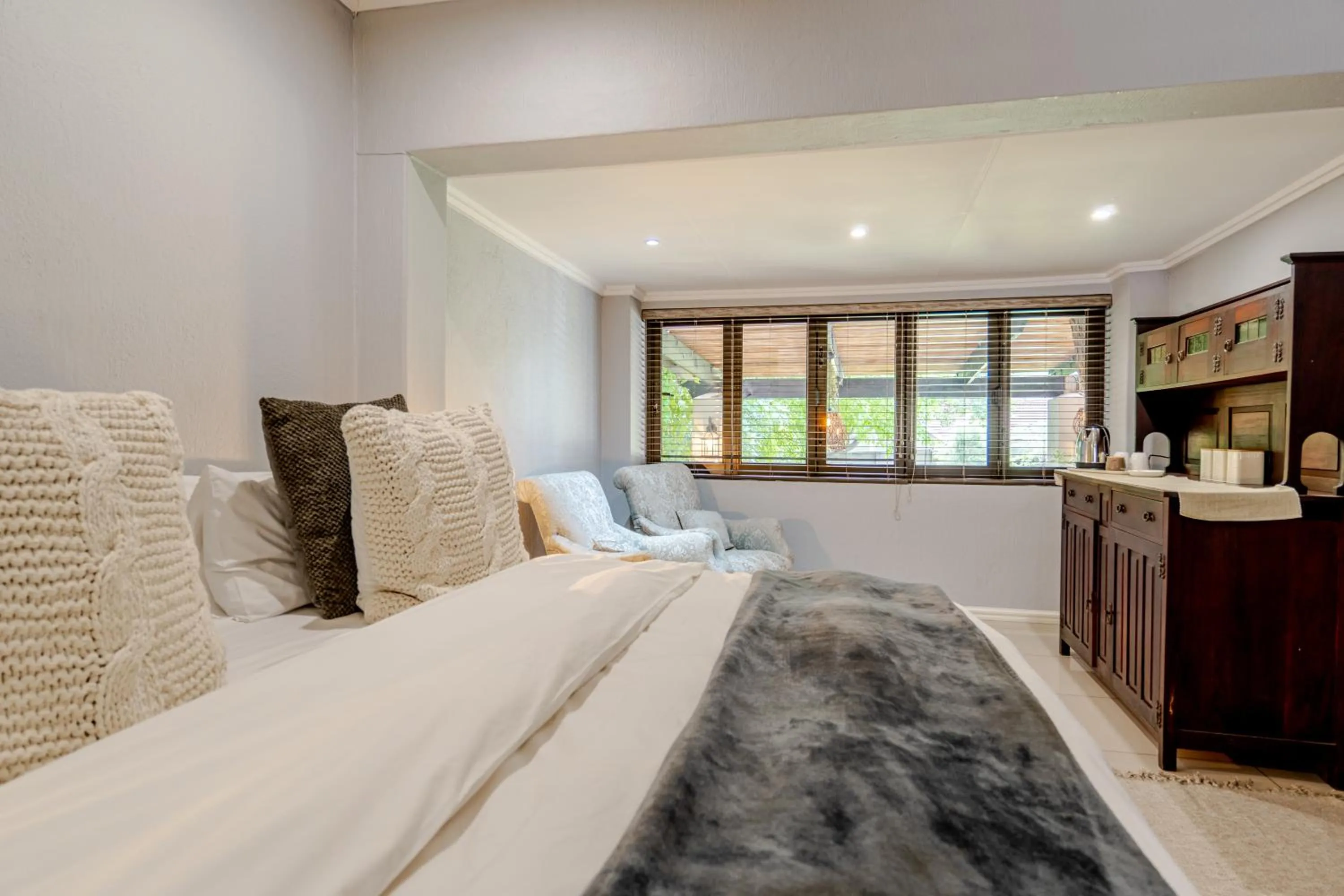 Bedroom, Bed in 4 On Mangaan