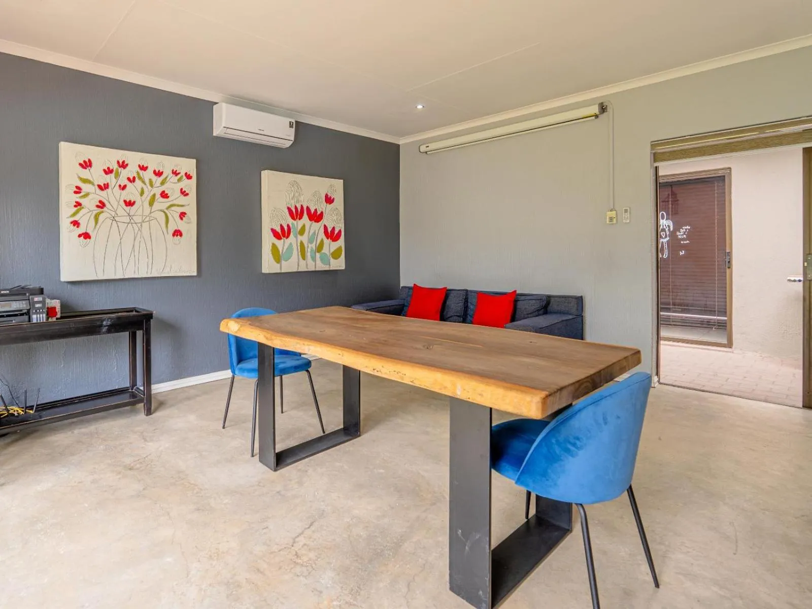 Business facilities in 4 On Mangaan