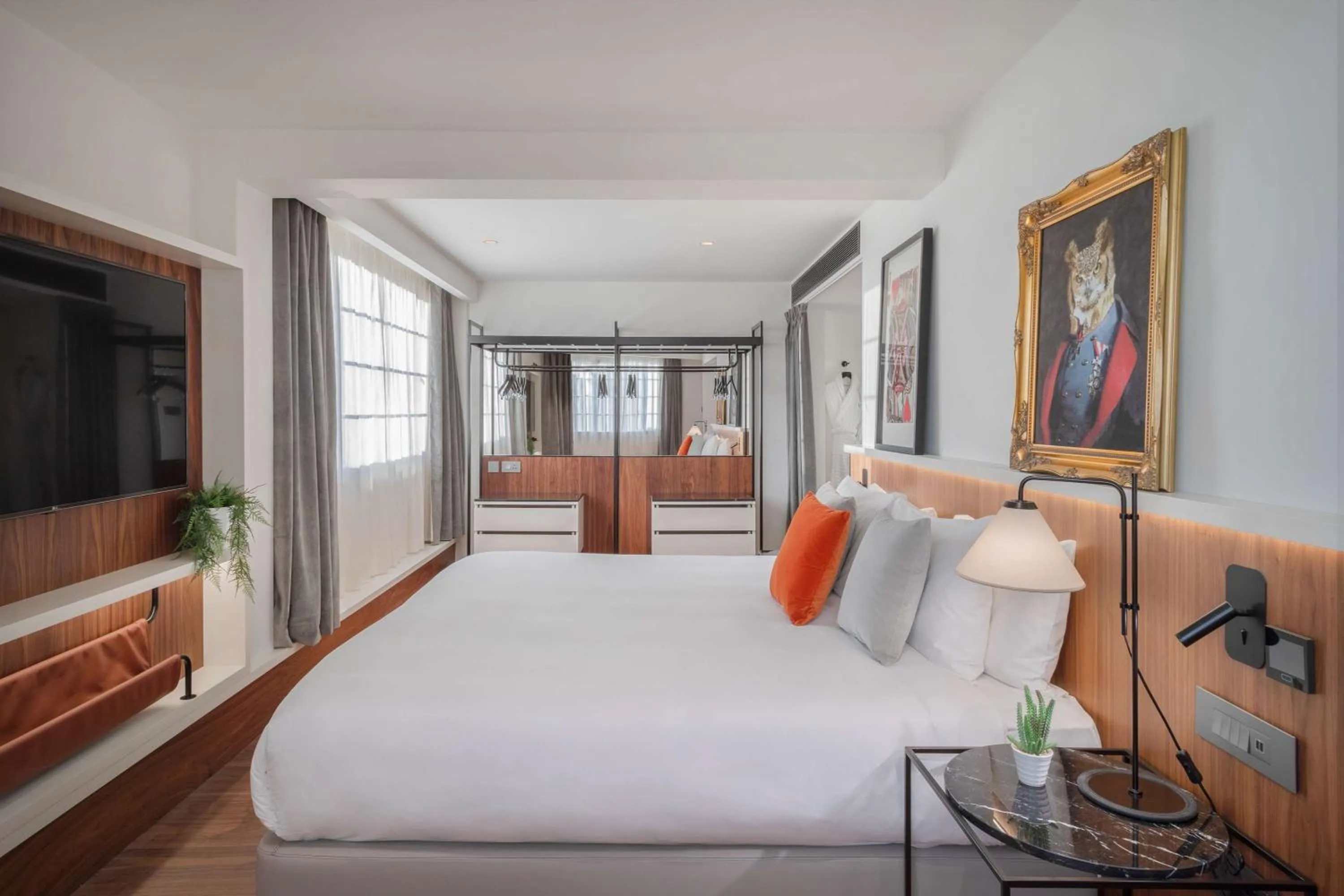 Photo of the whole room, Bed in The Level at Melia White House