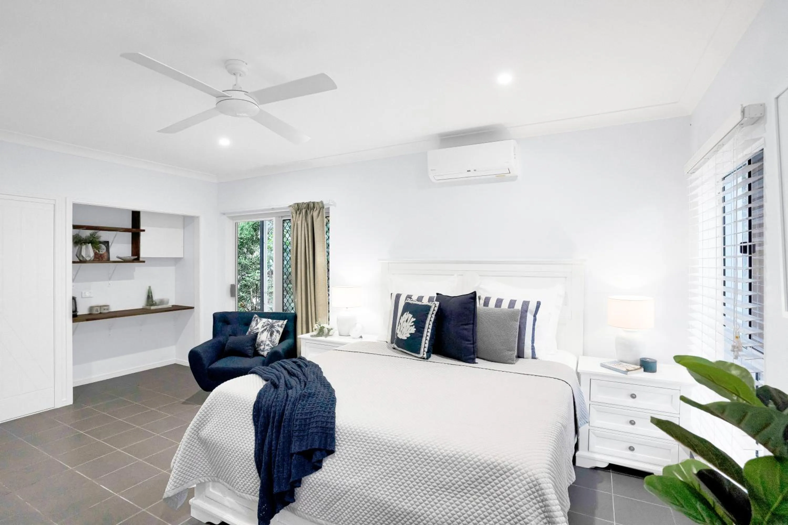 Bed in Palm Cove Studio Apartments