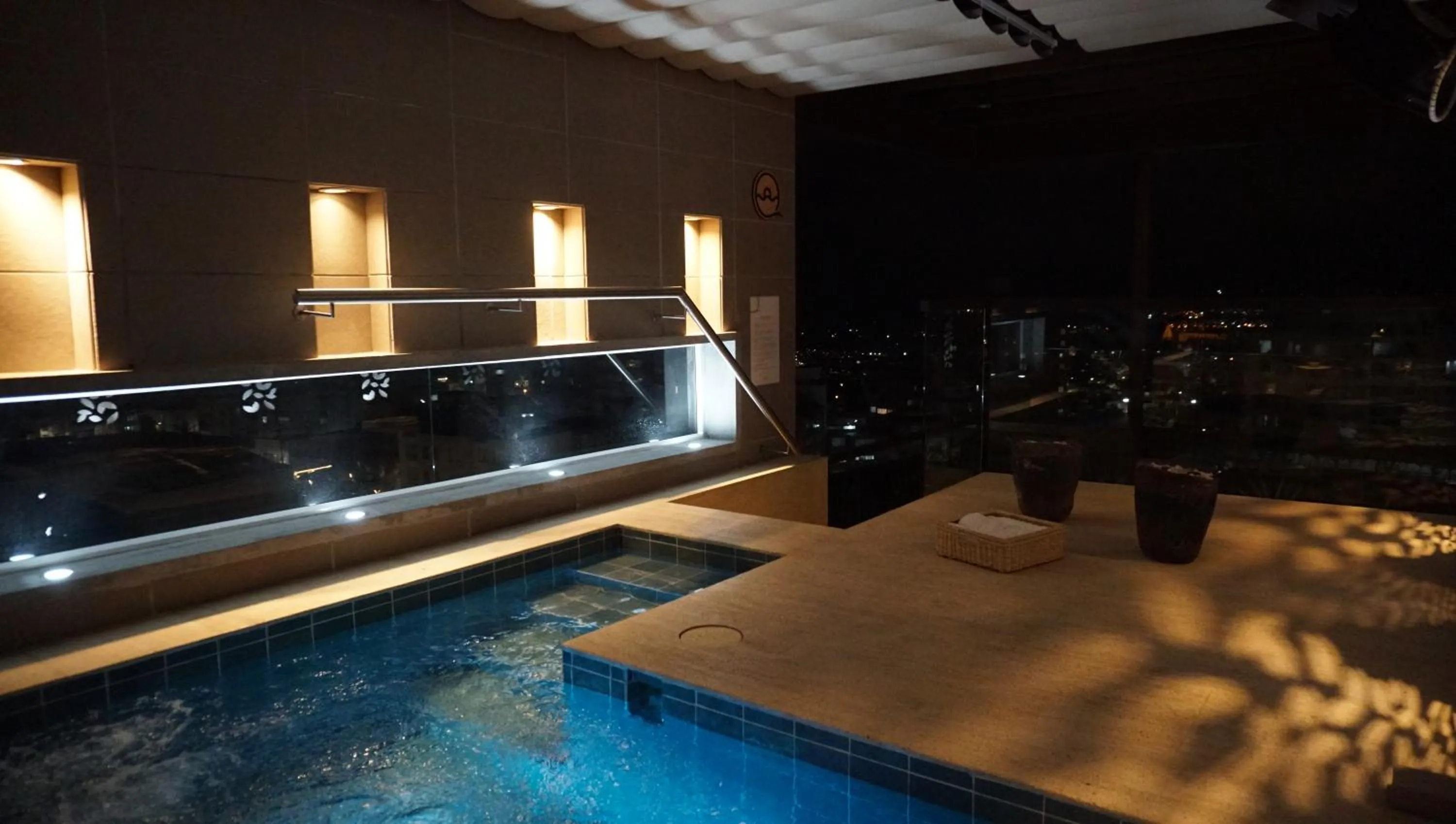 Swimming pool in Quo Quality Hotel