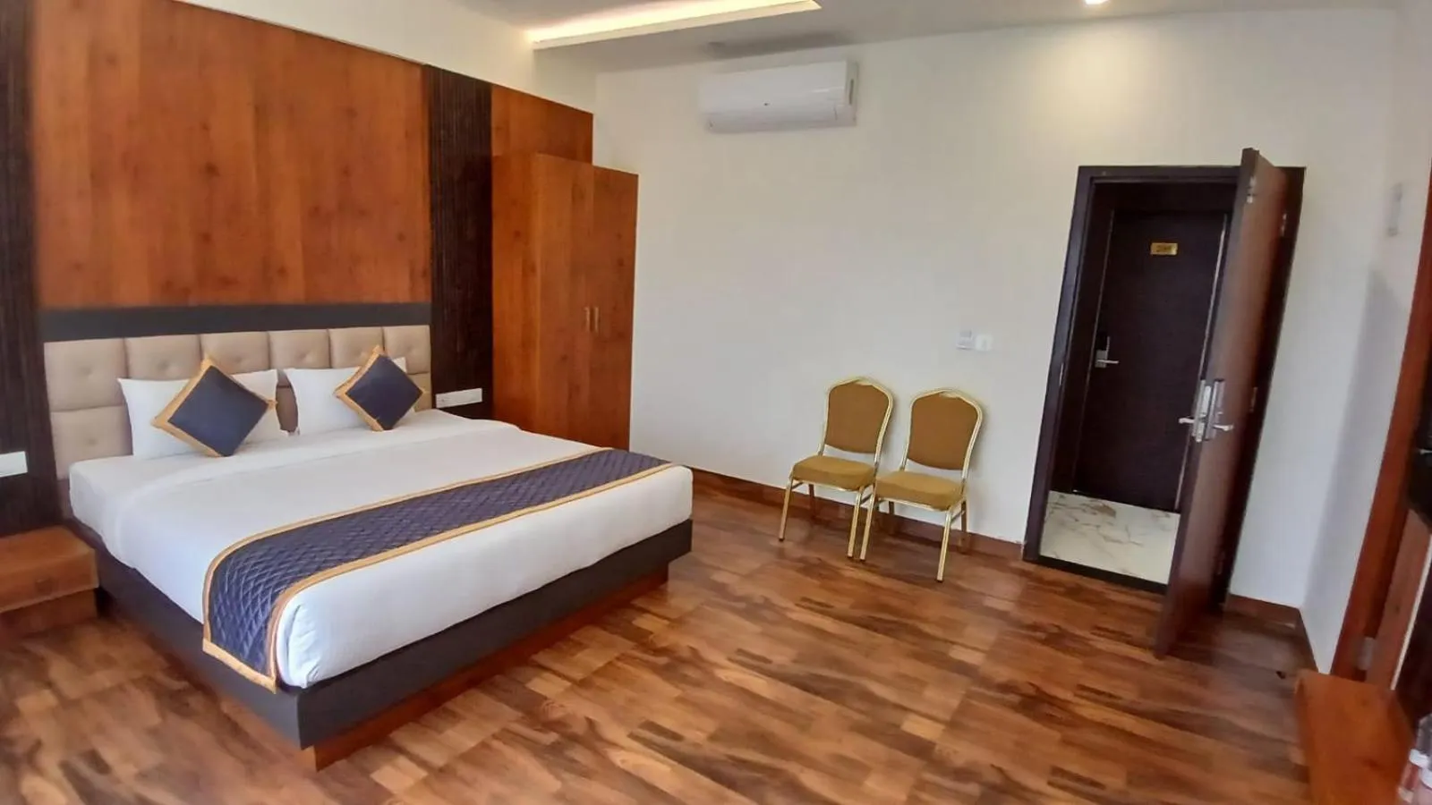 Bed in PPH Living Rajathagiri Palace Premium Rooms