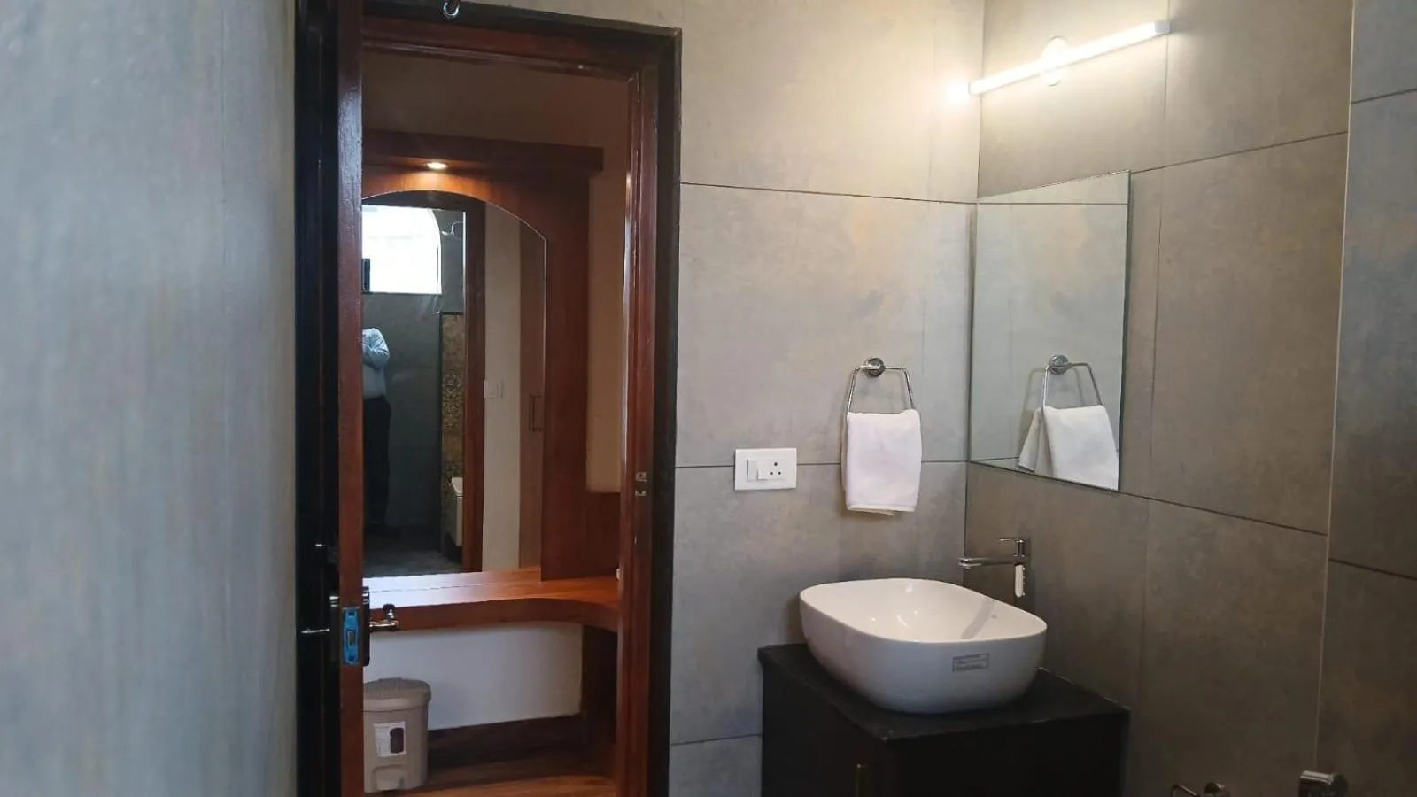 Shower in PPH Living Rajathagiri Palace Premium Rooms