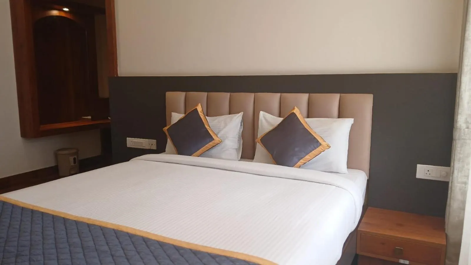 Bed in PPH Living Rajathagiri Palace Premium Rooms