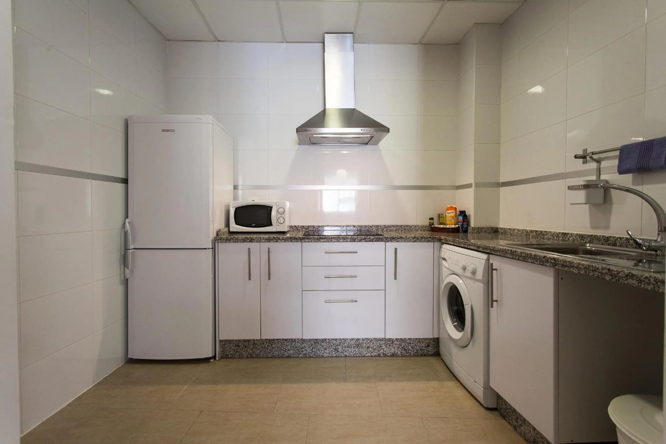 Kitchen or kitchenette in Apartamentos Diaber San Leandro