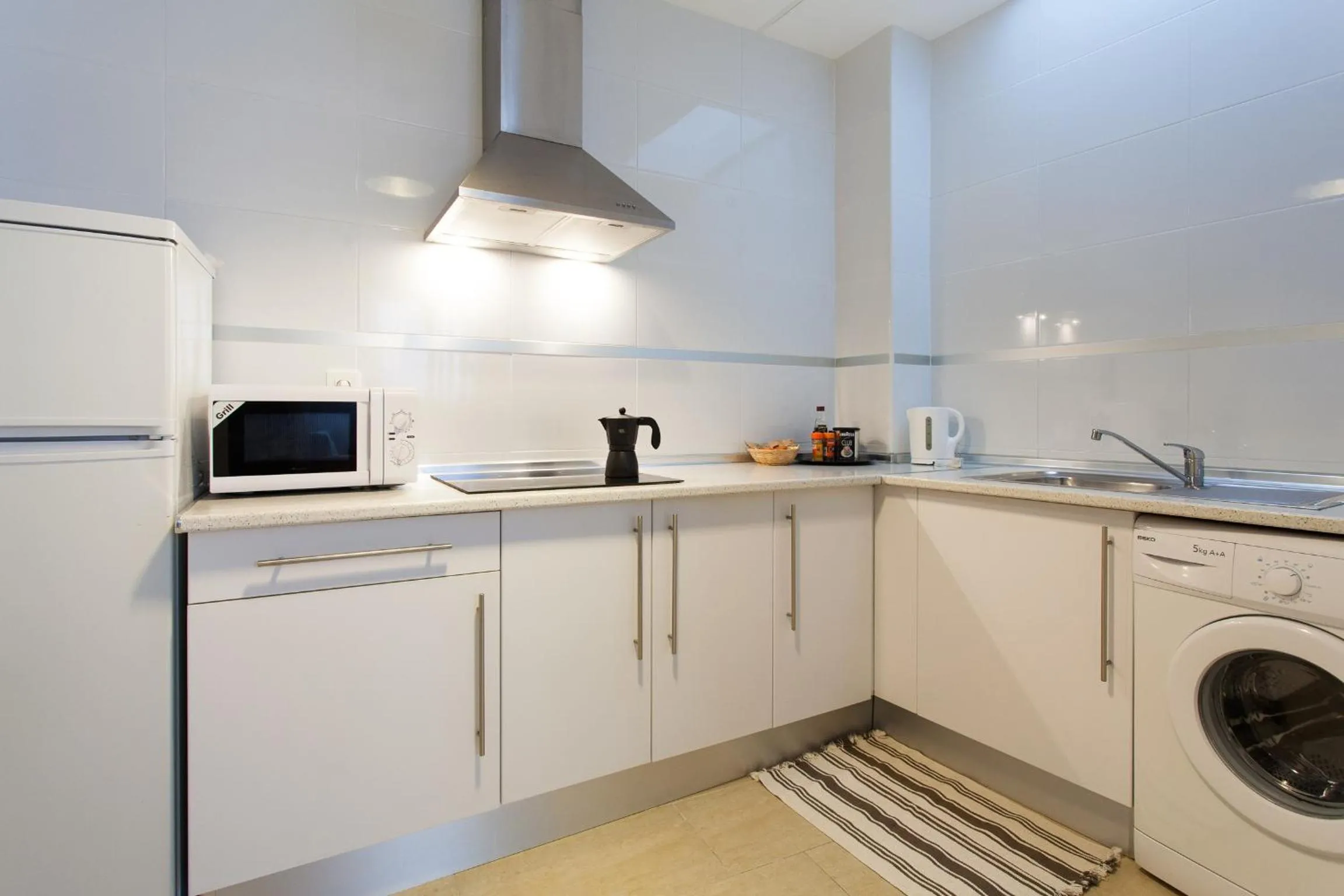 Kitchen or kitchenette in Apartamentos Diaber San Leandro