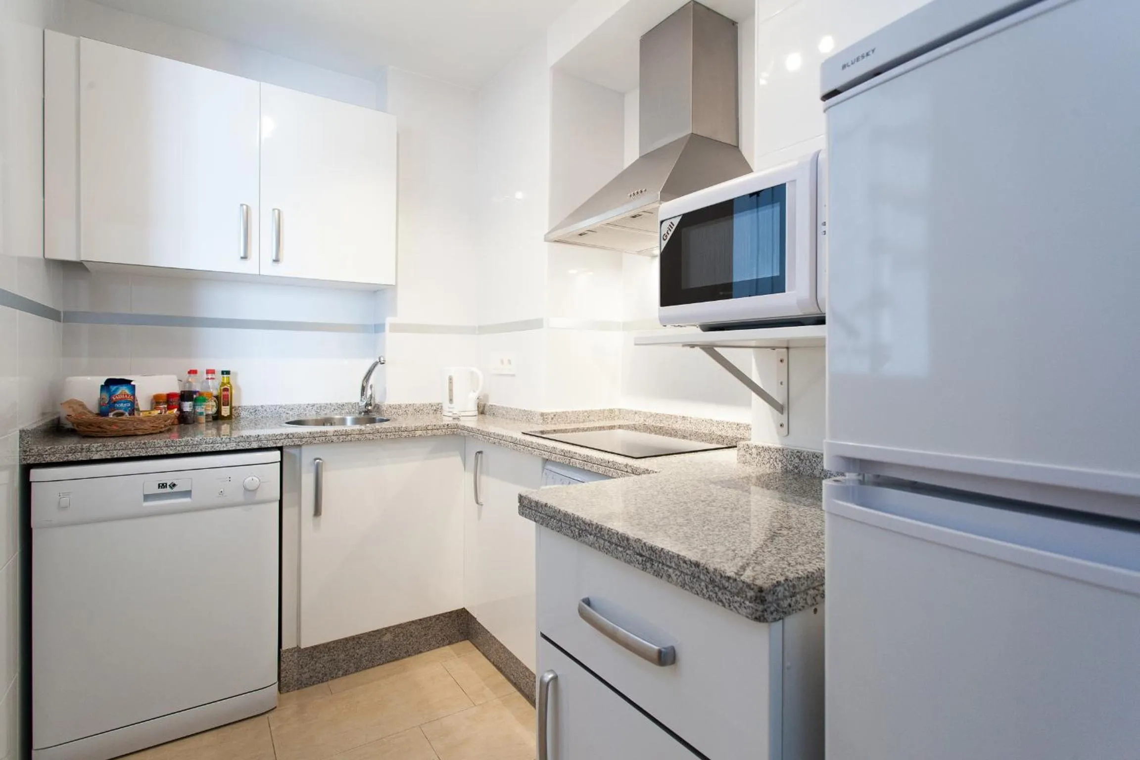Kitchen or kitchenette in Apartamentos Diaber San Leandro