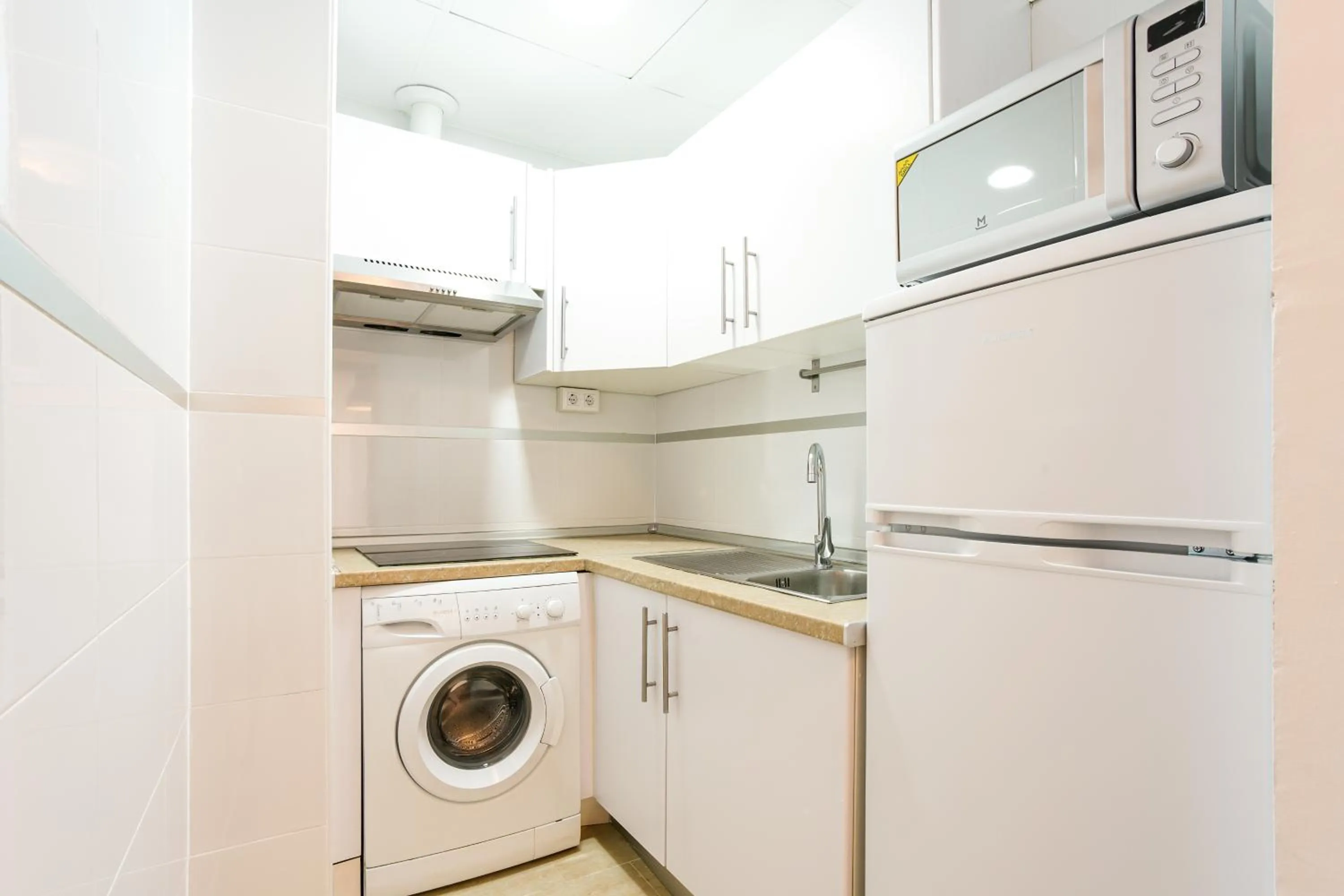 Kitchen or kitchenette in Apartamentos Diaber San Leandro