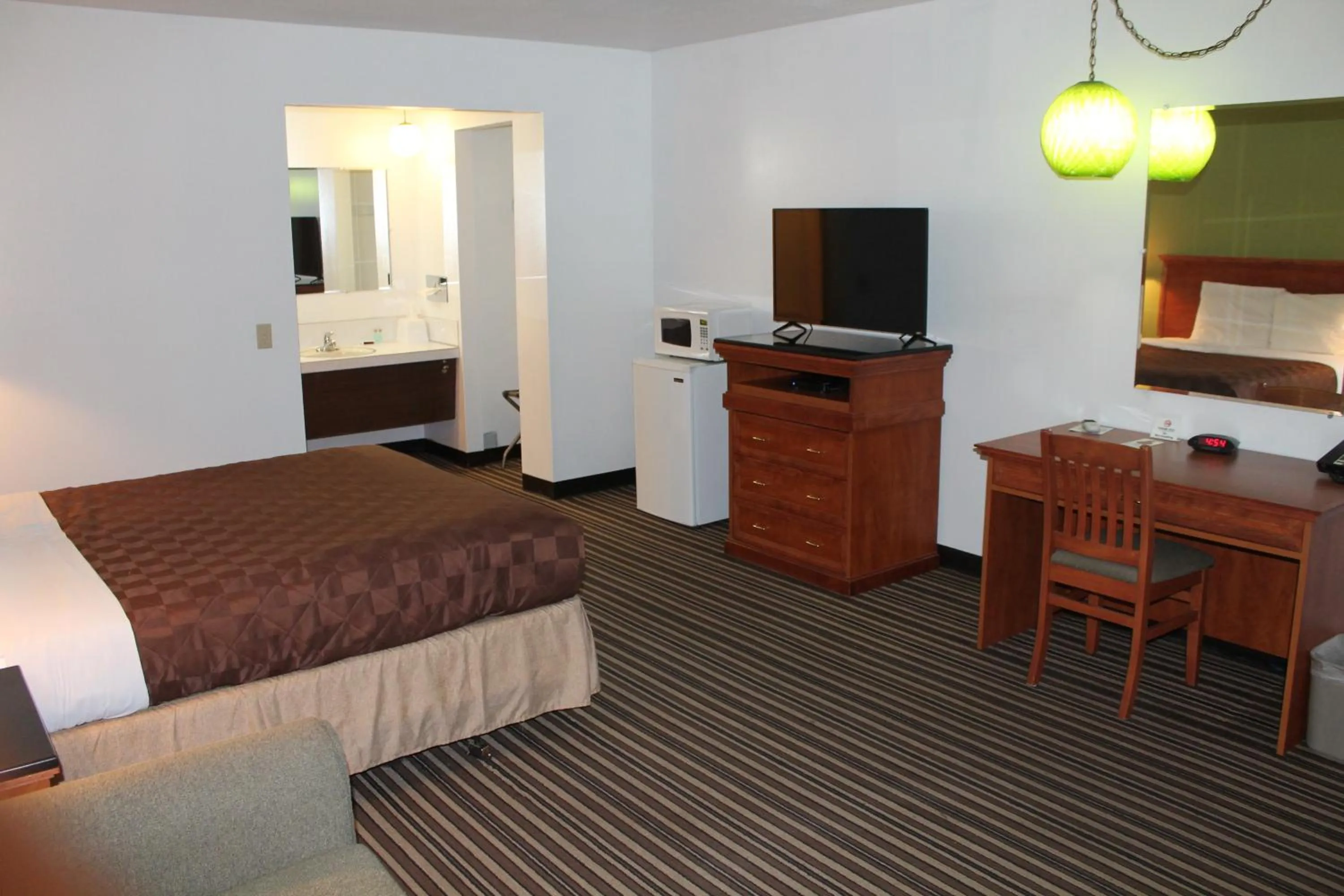 Photo of the whole room, Bed in Americas Best Value Inn Boardman