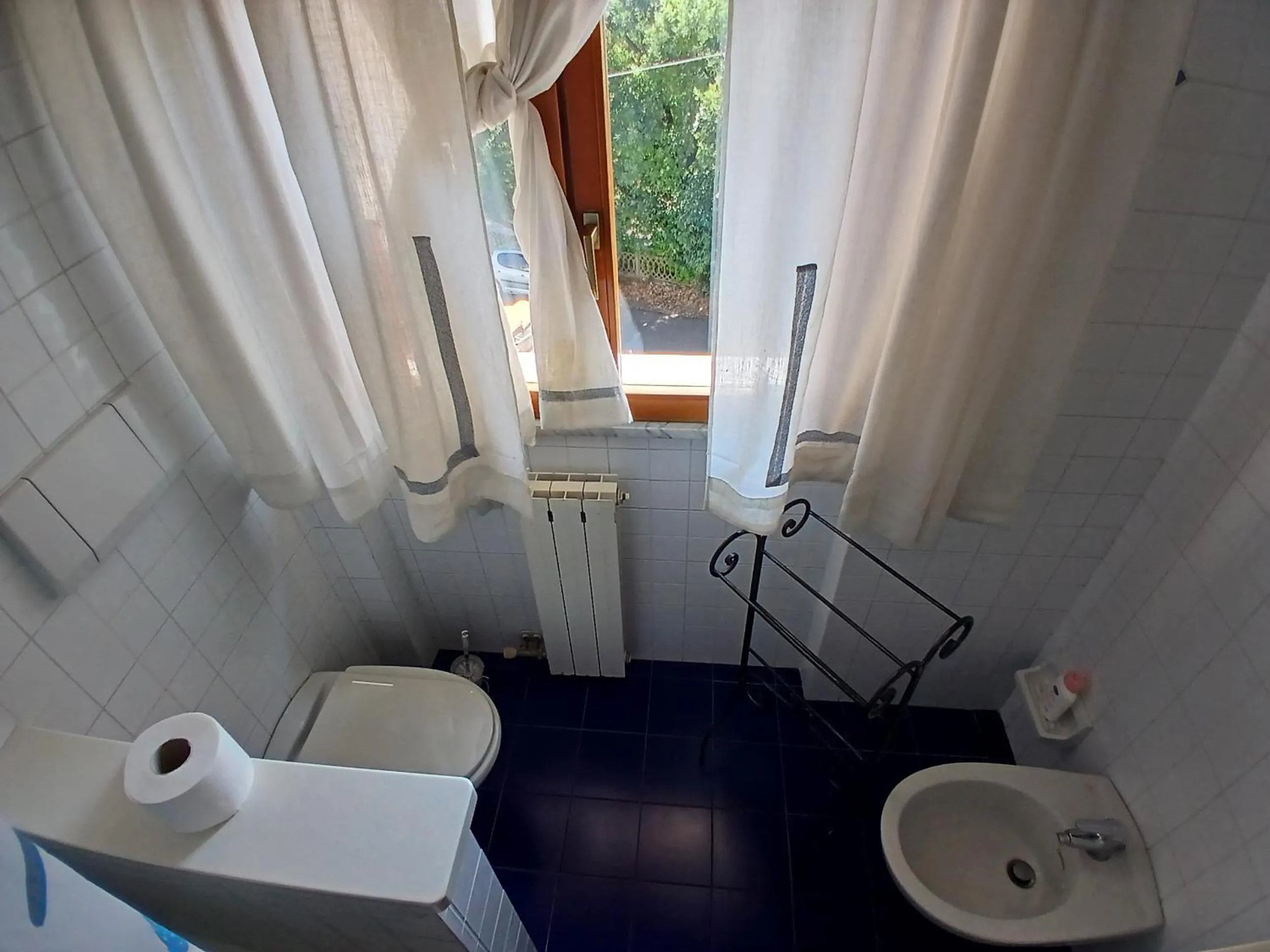 Toilet in Il Melograno B&B with private bathrooms