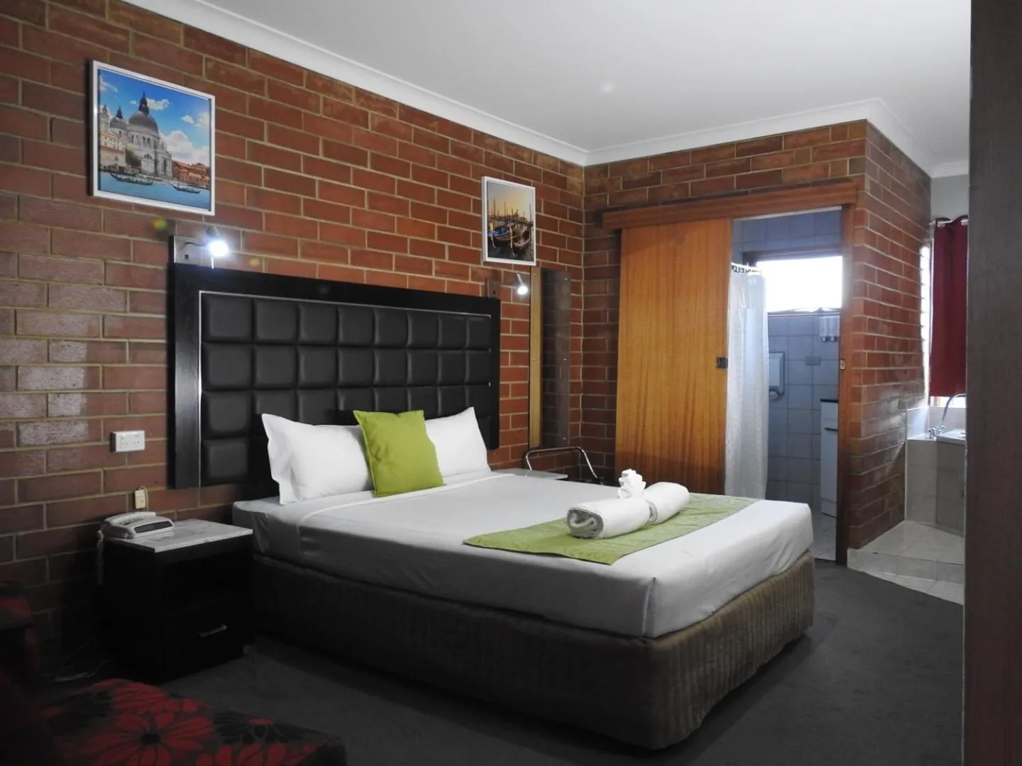 Bed in Pooraka Motor Inn