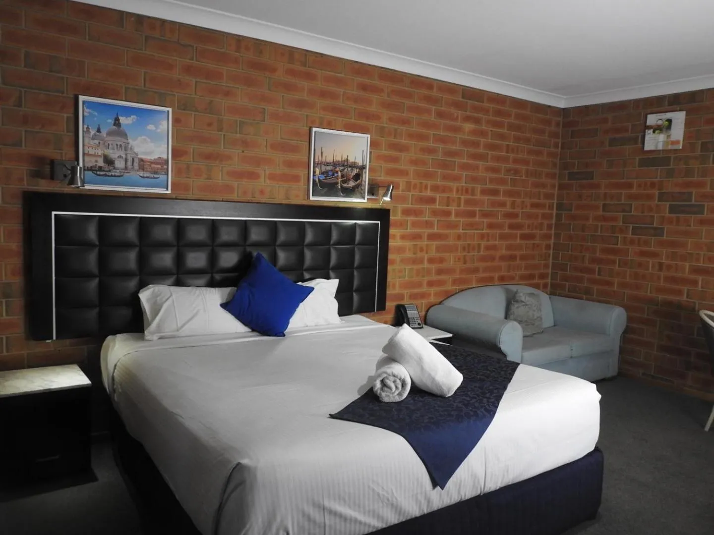 Bed in Pooraka Motor Inn